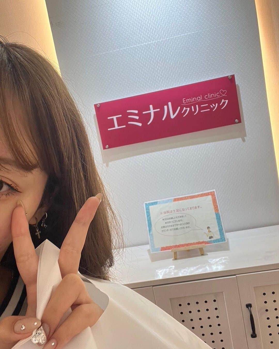 山本姫香さんのインスタグラム写真 - (山本姫香Instagram)「@eminalclinicエミナルクリニックで脱毛していただきました！ 処理しづらい背中・うなじ・おしりなどはシェービング無料！ 全身+VIO医療脱毛 5回コースが 月々1,100円 一括払いだと76,000円 全身医療脱毛5回が76,000円って今までの医療脱毛だと考えられないよね🥹 全国に60院以上あるクリニックで安心！ 院内の内装が綺麗でした🫶🏻 看護師さんも優しくて安心して施術うけられたよー！ #エミナル #エミナルクリニック #脱毛 #医療脱毛 #脱毛クリニック #美肌ケア #モチベーション #垢抜け」6月26日 23時10分 - _himeka0904_