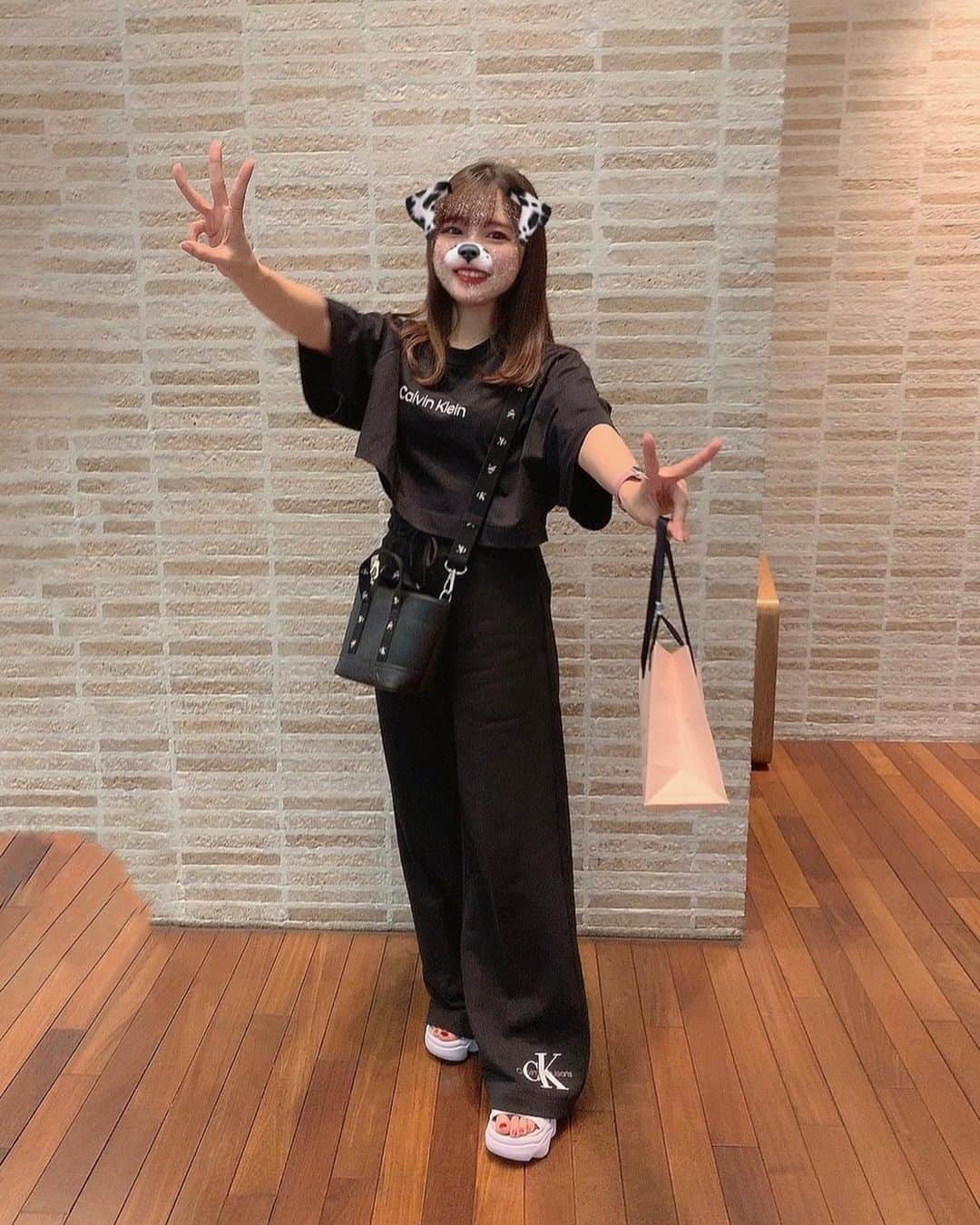 Riicoのインスタグラム：「32〜🖤🐰 ・ 誕生日当日は仕事終わりに 安定の、ぴょんとご飯🇰🇷♡ お祝いでご馳走してくれたぁ☺️ 毎年毎年ありがとうやで〜♡ プレゼントには好きな香りの日焼け止めくれた🎁💕はっぴぃ💕 バースデーソングも歌ってくれてありがとう🤣♫ㅎㅎ 陽気なのよ、会うと元気出る❤️‍🔥笑 気づけば13年の付き合い🫶🏻 Level32のわたしも変わらずよろしくねぇえ♡らぶ〜♡ ・ ・ さっそくスタバギフト使わせてもらっちゃって甘いものも摂取🍓🥛 沢山のお祝いメッセージやプレゼントや色々ほんとありがとうだよぉ！♡ 幸せです(´⸝⸝•·̫•⸝⸝ `‪) ・ ❤︎2023.6.26 #birthday #calvinklein #ckコーデ」