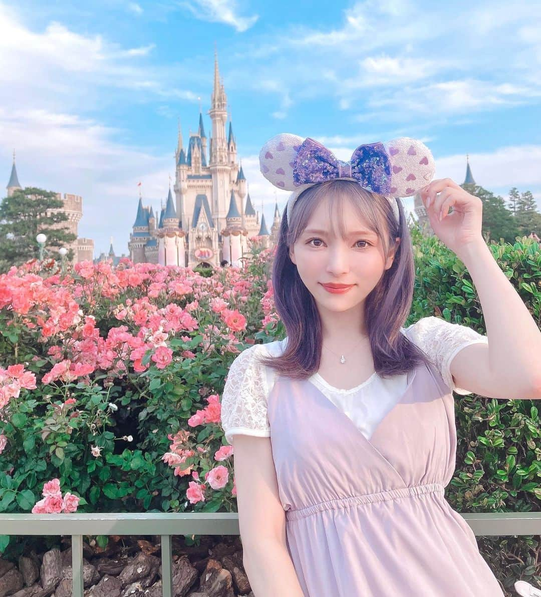 長嶋優里のインスタグラム：「♡ ． 夢の国へ🏰💐☁️🫧 ． ． こんなに澄ましてるけど目的は『食べ歩き』 ． ． ． #ディズニーランド #ラベンダーコーデ #ラベンダーヘア #TDL #TDR #ディズニーコーデ #40周年 #シンデレラ城 #tokyodisneyland  ． ♡」