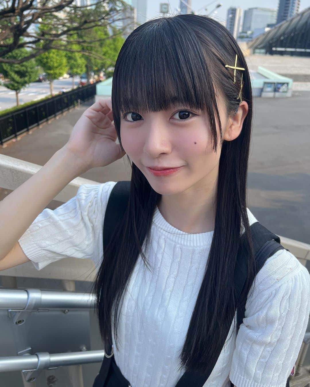 橋本美桜のインスタグラム：「いい天気だと気分も割と晴れますね  ⁡ ⁡ ⁡ ⁡ #アイドル #IDOL #偶像 #パッツン前髪 #ロングヘア  #黒髪 #黒髪ロング #黒髪ストレート #ストレートヘア #ナチュラルメイク #夏服 #私服 #自然光 #Bokanii #ootd」