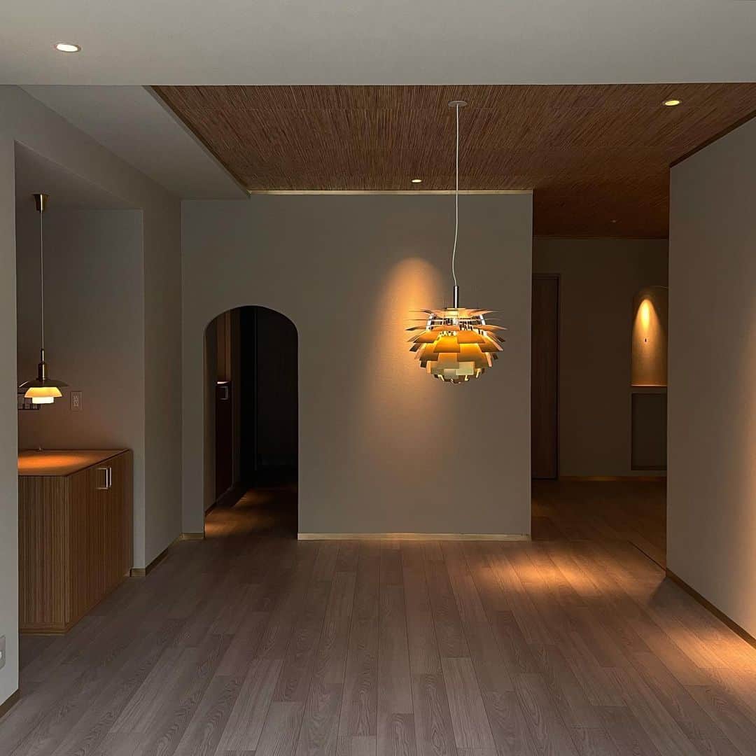行正り香さんのインスタグラム写真 - (行正り香Instagram)「リフォームデザインのお仕事in Kyoto。土壁、天井、照明も含めた真鍮のアクセント、そして竹素材のキッチンが揃って、完成に近づいてきました。新たな素材にトライすることは、料理と同じく勇気はいりますが、組み合わせがうまくいった時は、ワインと料理がぴったり合うような喜びがあります。間もなく始まる祇園祭も楽しみです。#行正り香 #rikayukimasa #伊藤匠 #田中昭義左官株式会社#今回は、冷蔵庫にキッチン扉素材をつけてみました(^^)」6月26日 23時15分 - rikayukimasa