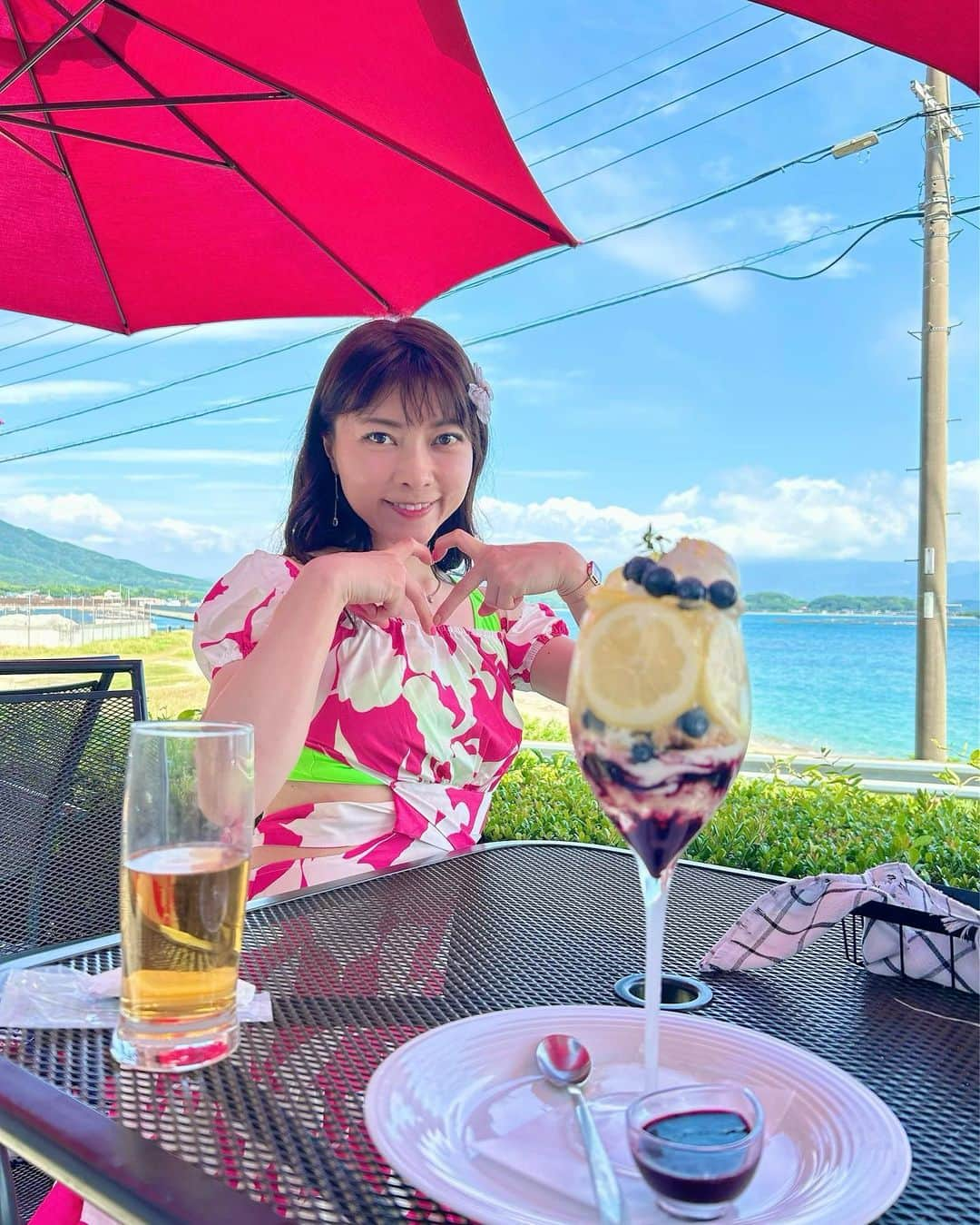 DJ MIYAさんのインスタグラム写真 - (DJ MIYAInstagram)「きゃっほ♡♡パフェ好き❤️ 福岡県・糸島の綺麗な海が見える素敵なデザインのレストラン  『TIME 伊都ハイランド店』さんでランチしましたあ♡♡  @time.itohighland  パフェ編だよ♡  ◉パフェ　『レモン✖️ブルーベリーパフェ』  佐賀県唐津の無農薬レモン🍋が美しく盛り付けされていて香りもいいし すっぱすぎない美味しいレモンと、福岡県産のブルーベリー🫐  パフェがおしゃれなグラス🥂に盛り付けられていて美しいー！！ブリーベリーの並べ方すごおおお🎵  レモンがお花みたいに飾ってあってまさに芸術品のようでした♡  ブルーベリーソースを🫐かけながら贅沢にいろんな味を楽しめて美味しかった💓  TIME 伊都ハイランド店  福岡県糸島市志摩岐志1503-28   https://tabelog.com/fukuoka/A4009/A400901/40054178/  #糸島 #福岡県糸島 #岐志漁港 #岐志 #糸島市 #糸島グルメ #TIME伊都ハイランド店 #timeitohighland #糸島ランチ #糸島レストラン #海沿いレストラン #絶景レストラン #福岡グルメ #福岡旅行記 #福岡旅行 #グルメインフルエンサー #グルメインスタグラマー #グルメスタグラム #ピザ釜 #ピザ #イタリアンレストラン #糸島カフェ #福岡観光 #海が見えるレストラン #トラベラー #福岡女子旅 #マイトリップMIYA #インスタ映え #旅ブロガー #福岡パフェ」6月26日 23時16分 - dj_miya