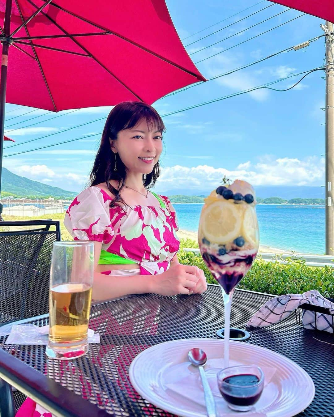 DJ MIYAさんのインスタグラム写真 - (DJ MIYAInstagram)「きゃっほ♡♡パフェ好き❤️ 福岡県・糸島の綺麗な海が見える素敵なデザインのレストラン  『TIME 伊都ハイランド店』さんでランチしましたあ♡♡  @time.itohighland  パフェ編だよ♡  ◉パフェ　『レモン✖️ブルーベリーパフェ』  佐賀県唐津の無農薬レモン🍋が美しく盛り付けされていて香りもいいし すっぱすぎない美味しいレモンと、福岡県産のブルーベリー🫐  パフェがおしゃれなグラス🥂に盛り付けられていて美しいー！！ブリーベリーの並べ方すごおおお🎵  レモンがお花みたいに飾ってあってまさに芸術品のようでした♡  ブルーベリーソースを🫐かけながら贅沢にいろんな味を楽しめて美味しかった💓  TIME 伊都ハイランド店  福岡県糸島市志摩岐志1503-28   https://tabelog.com/fukuoka/A4009/A400901/40054178/  #糸島 #福岡県糸島 #岐志漁港 #岐志 #糸島市 #糸島グルメ #TIME伊都ハイランド店 #timeitohighland #糸島ランチ #糸島レストラン #海沿いレストラン #絶景レストラン #福岡グルメ #福岡旅行記 #福岡旅行 #グルメインフルエンサー #グルメインスタグラマー #グルメスタグラム #ピザ釜 #ピザ #イタリアンレストラン #糸島カフェ #福岡観光 #海が見えるレストラン #トラベラー #福岡女子旅 #マイトリップMIYA #インスタ映え #旅ブロガー #福岡パフェ」6月26日 23時16分 - dj_miya