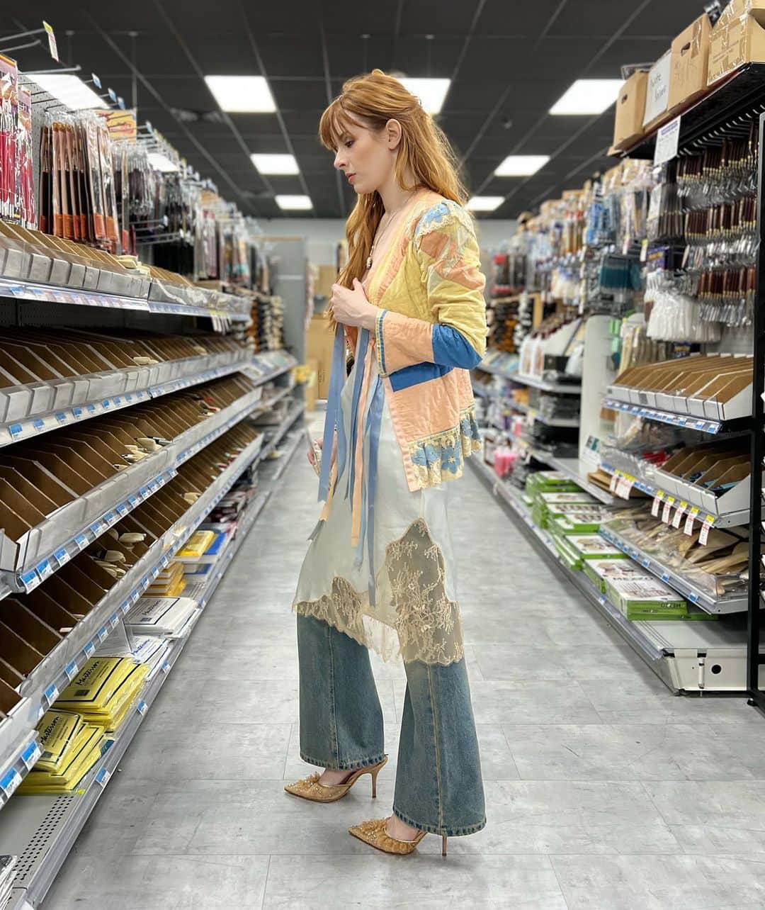 ジェーン・アルドリッジのインスタグラム：「Late night @jerrysartarama run 🤘wearing vintage 70s quilted jacket, an @aritzia slip dress, old flares, and @renecaovilla slingbacks. Fragrance of the night…Heliotrope Milkbath by @universalflowering 💜」
