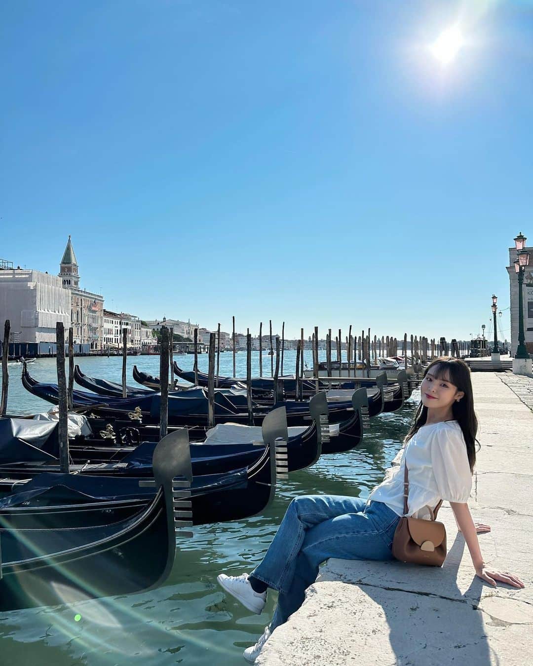 磯田 ひかる(Hikaru Isoda) さんのインスタグラム写真 - (磯田 ひかる(Hikaru Isoda) Instagram)「こんばんは♡ 月曜日お疲れ様でした🙏  ベネツィア2日目は離島のブラーノ島に行ってきた🏖  カラフルな街並みが可愛い小さな島でした♥  その後ベネツィア本島に戻ってゴンドラも乗ったよ〜·͜· ♡ そこからイタリア2都市目のフィレンツェに移動。  21:00まで明るくて1日が長ーく感じる🤍  【着用アイテム】 Tops & Denim @uniqlo_jp  Shoes @adidas  Bag @polene_paris   ------------------------------ picaru：162cm / 骨格ウェーブ 1st ブライトスプリング 2nd ブライトサマー  大人可愛いスタイルアップコーデ ヘアメイクを合わせた トータルスタイリングを提案🤍  不定期にストーリーで ファッションお悩み相談募集中🥰 ------------------------------  他の投稿を見る→【@picaruuu】」6月26日 23時30分 - picaruuu