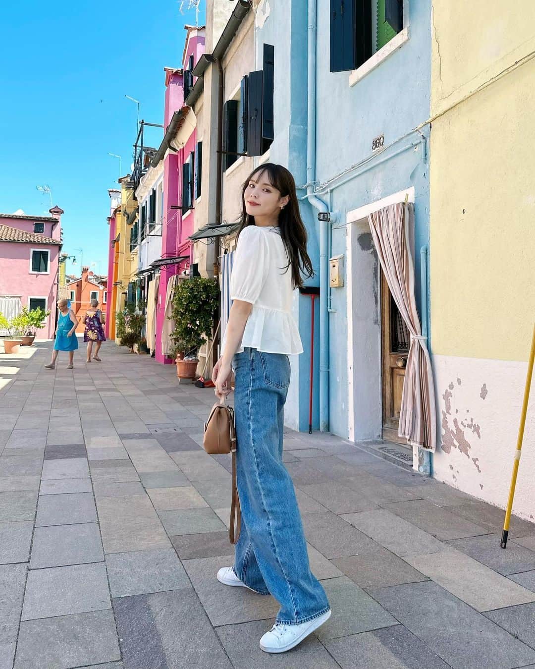 磯田 ひかる(Hikaru Isoda) のインスタグラム：「こんばんは♡ 月曜日お疲れ様でした🙏  ベネツィア2日目は離島のブラーノ島に行ってきた🏖  カラフルな街並みが可愛い小さな島でした♥  その後ベネツィア本島に戻ってゴンドラも乗ったよ〜·͜· ♡ そこからイタリア2都市目のフィレンツェに移動。  21:00まで明るくて1日が長ーく感じる🤍  【着用アイテム】 Tops & Denim @uniqlo_jp  Shoes @adidas  Bag @polene_paris   ------------------------------ picaru：162cm / 骨格ウェーブ 1st ブライトスプリング 2nd ブライトサマー  大人可愛いスタイルアップコーデ ヘアメイクを合わせた トータルスタイリングを提案🤍  不定期にストーリーで ファッションお悩み相談募集中🥰 ------------------------------  他の投稿を見る→【@picaruuu】」