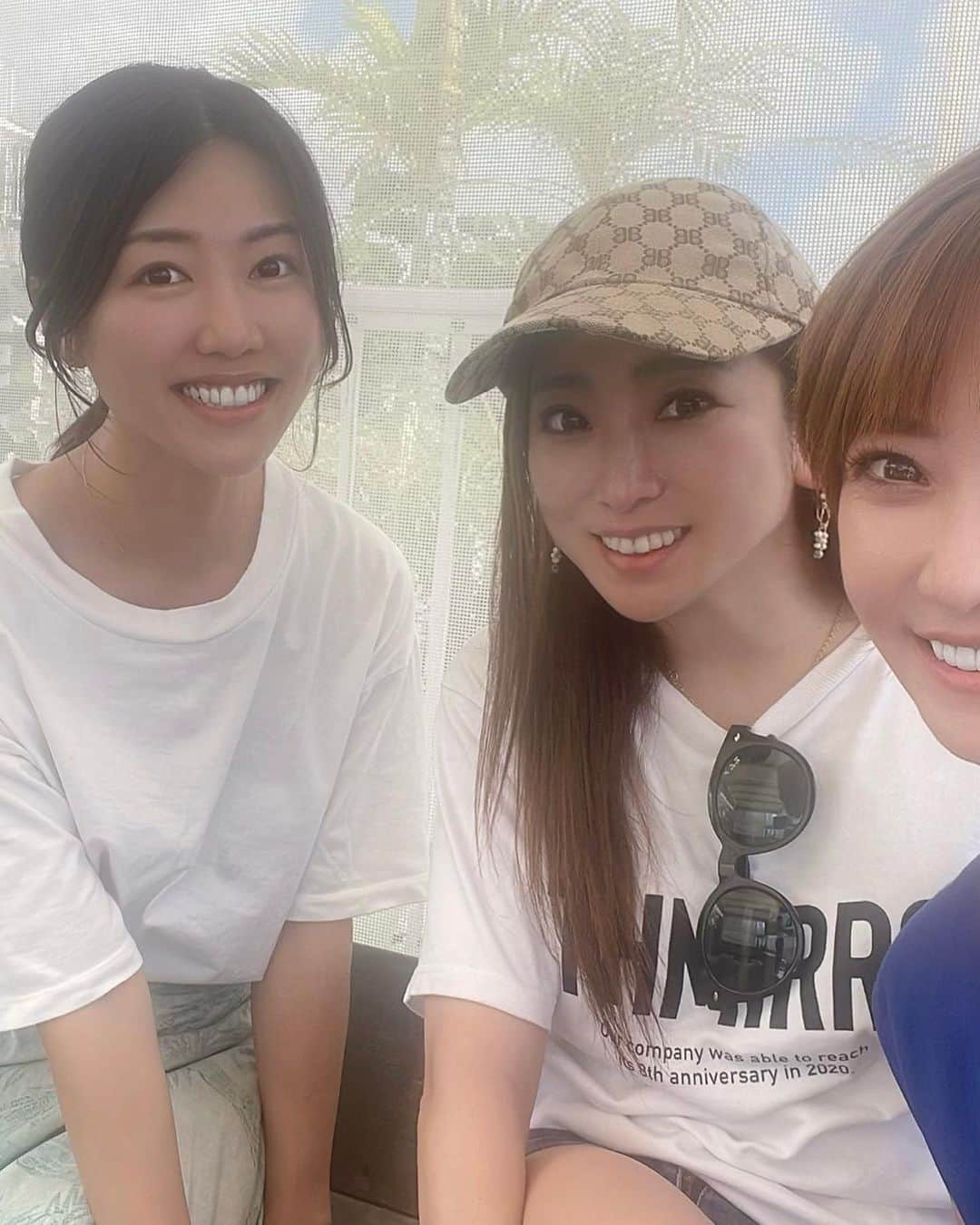鮎川りなさんのインスタグラム写真 - (鮎川りなInstagram)「沖縄旅行 ⭐︎ウミカジテラス⭐︎ 瀬長島のウミカジテラスでまさかの6〜7年ぶりくらいの再会🩵 @food_yuu ちゃん @mkcafe_okinawa を見つけてゆうちゃんいるかなー？って覗いたら会えた🩵 サータアンダギーが美味しすぎるからウミカジテラスに行ったら皆さん是非食べてみてください‼️ あとね、置いてあるハブ酒。 夫婦のハブが入ってました🫶🏻 キュンです🫰🩵 #瀬長島ウミカジテラス #mkcafe #沖縄　#女子旅　#サータアンダギー #もちもち #島豆腐入りサーターアンダギー #鯖バーガー　#映え」6月26日 23時25分 - ayurina_oy