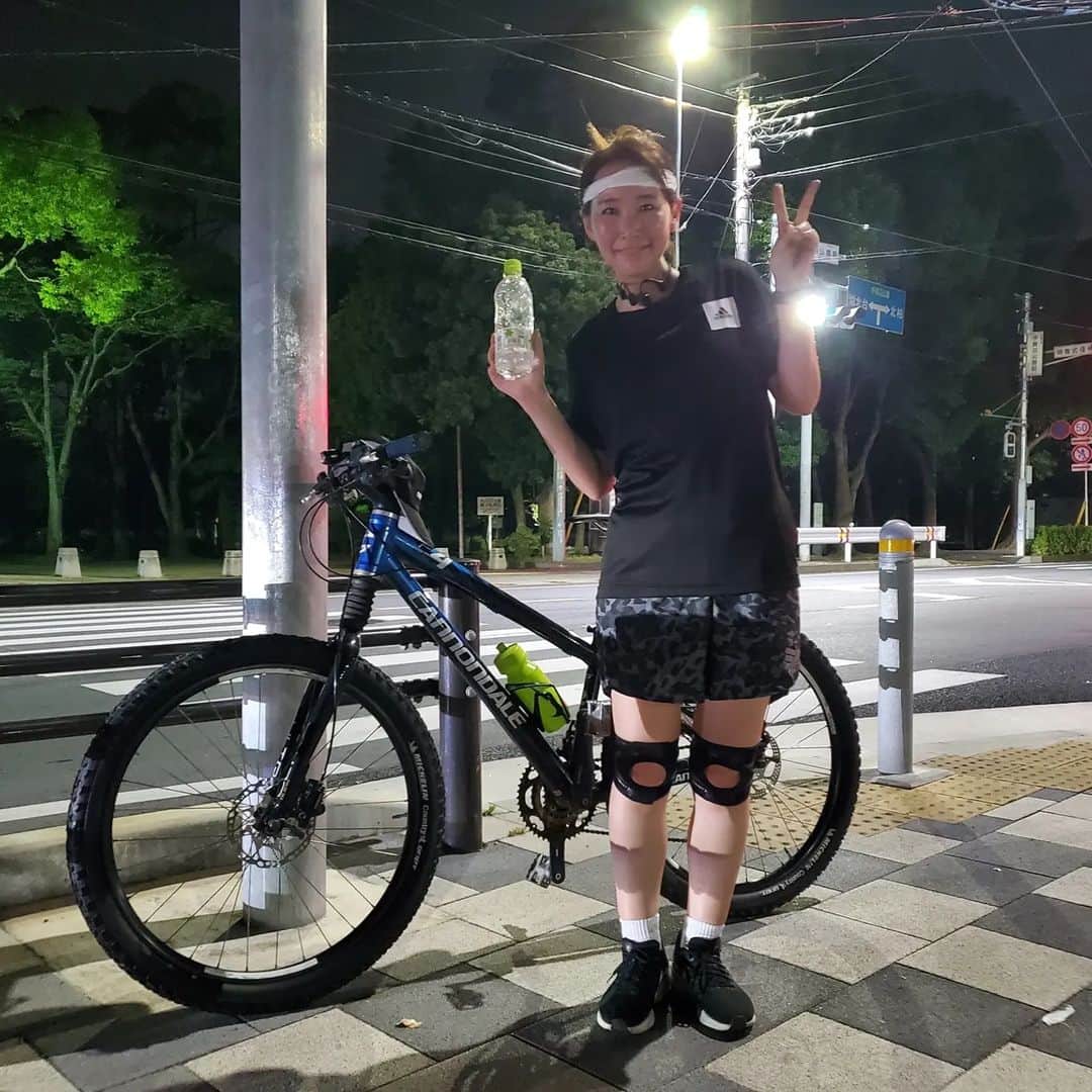 水野友貴のインスタグラム：「思いがけず仕事が早く終わって我孫子に戻ることができたので、いつもより早い時間帯に10km Running🏃  夜遅くは危険だとご指摘をいただきましたので、早い時間帯にシフトします🙇  今日は湿気と暑さでキツかった😭ですが、気持ち良かったです✨ 前回の10キロは1キロ7分後半でしたが、今回は1キロ7分を切って走ることができました☺️  今日の私の伴走は手賀沼自転車倶楽部の森谷さんでした🚲️ さぁ、明日の議会も頑張ろう❗  #千葉県議会議員  #水野ゆうき   【この日の#ランニングウェア 】 ◯Tシャツ→#adidas ◯ショートパンツ→#adidas @adidas ◯#ランニングシューズ →#nike   #ランニング初心者と繋がりたい #ランニング #ランニング初心者  #running #run #ラン」