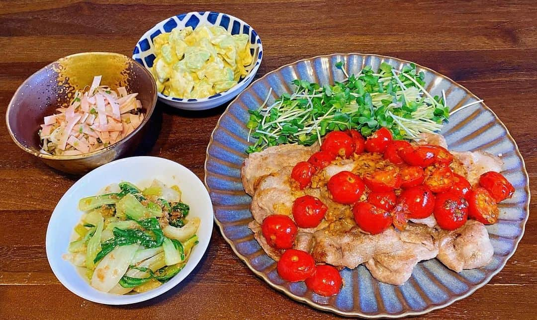 山崎ケイのインスタグラム：「🍚 豚肉のミニトマトソースがけ チンゲンサイのおかか和え もやしとハムのナムル アボカドとゆでたまごのマヨサラダ  🍱豚肉のミニトマトソースがけ🍱 今日の3分間クッキングでイワシを焼いたのに、ミニトマトのソースをかけていて美味しそうだったので豚肉を焼いたのにかけてみた🍅  塩胡椒した豚肉に、薄く小麦粉まぶして焼いて取り出す🍖オリーブオイルでニンニクと横に切ったミニトマトを炒めて、レモン汁入れて、ソース完成👍焼いた豚肉にかける🍅  　  #献立」