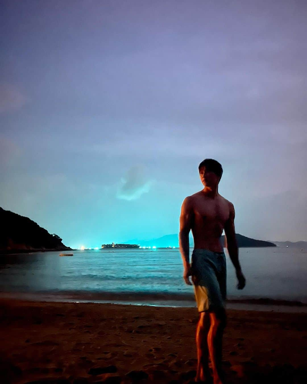 中道理央也のインスタグラム：「Such a nice view  The sea in Hong Kong is beautiful even at night  #hongkong #sea #beach #model #lifestyle」