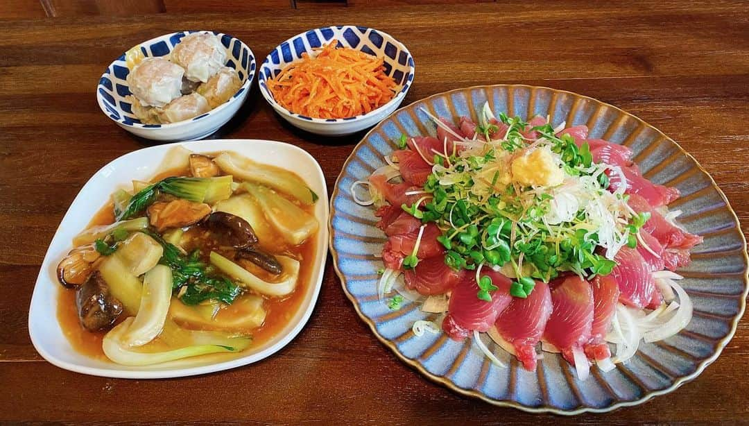 山崎ケイのインスタグラム：「🍚 かつおの刺身 チンゲンサイと干し椎茸のうま煮 にんじんの明太子和え 崎陽軒のシュウマイ  #献立」