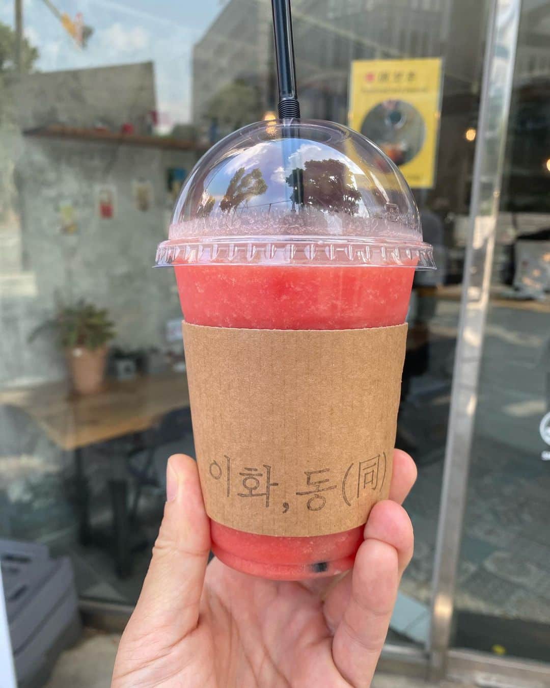 後関好宏さんのインスタグラム写真 - (後関好宏Instagram)「韓国で飲んだスイカジュースが美味しくて飲み比べしてきたので纏めてみました。（最後にオススメのレシピも載せてますので是非！！）  ① A TOWSOME PLACE 最初の1杯はこれ。 生のスイカと凍らせたスイカとシロップと氷？をミキサーに入れてジュースにした感じでスイカ感強め。ざっくりと粉砕してるから繊維も感じるし、タネも一緒に砕いてるからプチプチしてて食感が楽しいのがポイント！！  ②EDIYA COFFEE 2杯目からは作り方を見てたのですが、生のスイカと氷とシロップをミキサーに入れてジュースにするスタイル。結構氷がジャリジャリしててかき氷みたいな食感。少しスイカ味が薄まってサッパリ目、軽めのスイカジュースが好みの人には良いかも。あとかき氷食べた時のキーンってなるやつが漏れなく味わえます。笑  ③@ihwa_dong 👍 3杯目はお店の名前が分からないんでインスタのアカウント載せます。（投稿見ると仕込みの様子も見られるのでご参考に） ここは生のスイカと凍らせたスイカ（2:1くらいの割合）にシロップ少々をミキサーに入れて作ったスイカジュース！種は綺麗に取り除かれていて飲みやすいし、しっかりとスイカの味を感じる濃厚スイカジュース。 これが1番美味しかった！！もう一回飲みたいと思ってリピートしたけど土日お休みで飲めなかったのが残念…。  ④屋台のスイカジュース 4杯目は東大門の屋台。生のスイカと氷（1:1くらいの割合）とシロップをミキサーで粉砕したシンプルジュース。スイカも氷も粉々になっているので、さっぱりしたスイカジュースって感じでごくごく飲めて美味しかった。でも、飲んだ後にお腹痛くなりました…。笑  ⑤自作スイカジュース 飲み比べをした中から③のお店の作り方を参考にして、この分量で作ってみたらかなり美味しくできました。 （ちなみに凍ったスイカの量を増やすと家庭用ミキサーでは上手く回らなかったので注意！）  ○凍ったスイカ100g（種は取り除く） ○生のスイカ200g （種は取り除く） ○自作シロップ少々（三温糖を水で煮詰めました。シロップはスイカの糖度によって微調整。）  タイやベトナムなど暑い国ってカフェや道端で売ってるフルーツジュースがめちゃくちゃ美味しいんですが、日本も東南アジアばりに暑いしフルーツジュースをカフェで販売して欲しい！！きっとスイカジュース売れると思うんだよなぁ。  #韓国 #ソウル #suoel #スイカジュース #watermelon #watermelonjuice」6月26日 23時35分 - gosekky