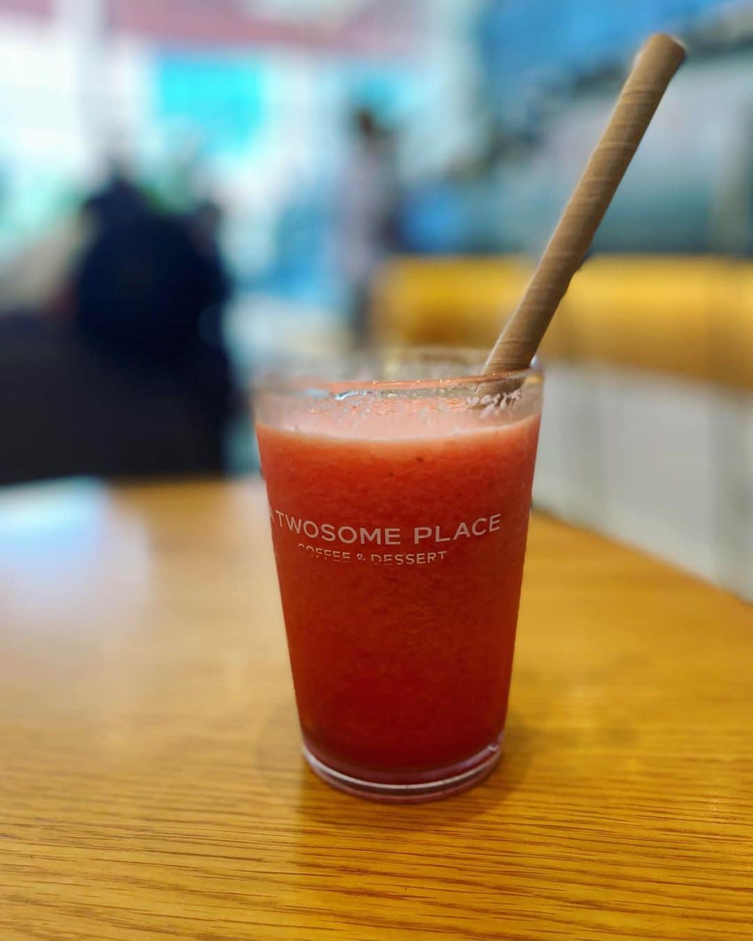 後関好宏のインスタグラム：「韓国で飲んだスイカジュースが美味しくて飲み比べしてきたので纏めてみました。（最後にオススメのレシピも載せてますので是非！！）  ① A TOWSOME PLACE 最初の1杯はこれ。 生のスイカと凍らせたスイカとシロップと氷？をミキサーに入れてジュースにした感じでスイカ感強め。ざっくりと粉砕してるから繊維も感じるし、タネも一緒に砕いてるからプチプチしてて食感が楽しいのがポイント！！  ②EDIYA COFFEE 2杯目からは作り方を見てたのですが、生のスイカと氷とシロップをミキサーに入れてジュースにするスタイル。結構氷がジャリジャリしててかき氷みたいな食感。少しスイカ味が薄まってサッパリ目、軽めのスイカジュースが好みの人には良いかも。あとかき氷食べた時のキーンってなるやつが漏れなく味わえます。笑  ③@ihwa_dong 👍 3杯目はお店の名前が分からないんでインスタのアカウント載せます。（投稿見ると仕込みの様子も見られるのでご参考に） ここは生のスイカと凍らせたスイカ（2:1くらいの割合）にシロップ少々をミキサーに入れて作ったスイカジュース！種は綺麗に取り除かれていて飲みやすいし、しっかりとスイカの味を感じる濃厚スイカジュース。 これが1番美味しかった！！もう一回飲みたいと思ってリピートしたけど土日お休みで飲めなかったのが残念…。  ④屋台のスイカジュース 4杯目は東大門の屋台。生のスイカと氷（1:1くらいの割合）とシロップをミキサーで粉砕したシンプルジュース。スイカも氷も粉々になっているので、さっぱりしたスイカジュースって感じでごくごく飲めて美味しかった。でも、飲んだ後にお腹痛くなりました…。笑  ⑤自作スイカジュース 飲み比べをした中から③のお店の作り方を参考にして、この分量で作ってみたらかなり美味しくできました。 （ちなみに凍ったスイカの量を増やすと家庭用ミキサーでは上手く回らなかったので注意！）  ○凍ったスイカ100g（種は取り除く） ○生のスイカ200g （種は取り除く） ○自作シロップ少々（三温糖を水で煮詰めました。シロップはスイカの糖度によって微調整。）  タイやベトナムなど暑い国ってカフェや道端で売ってるフルーツジュースがめちゃくちゃ美味しいんですが、日本も東南アジアばりに暑いしフルーツジュースをカフェで販売して欲しい！！きっとスイカジュース売れると思うんだよなぁ。  #韓国 #ソウル #suoel #スイカジュース #watermelon #watermelonjuice」