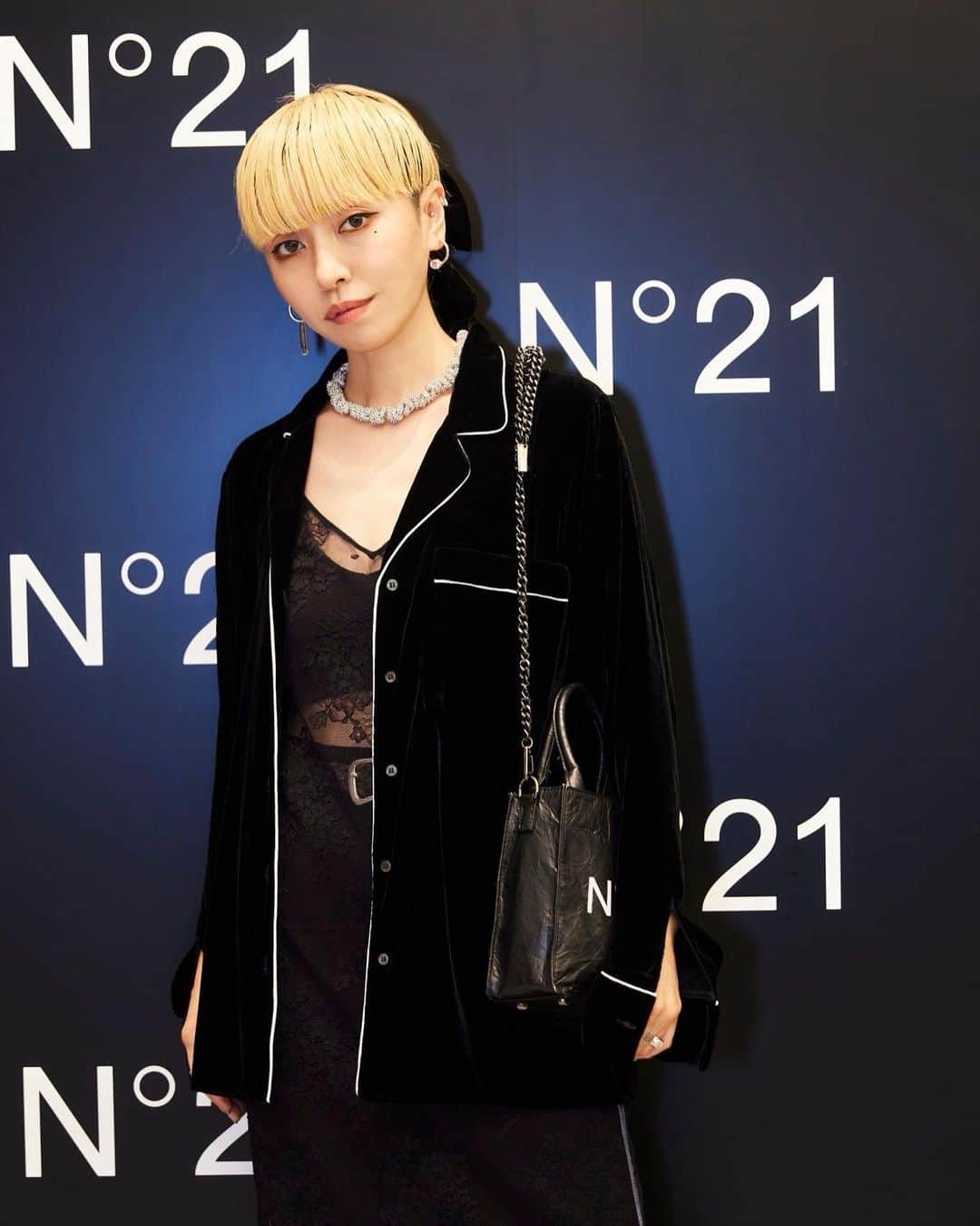PELIのインスタグラム：「Opening Cocktail Party at N21 Fukuoka Daimyo Garden City Store.✨🖤✨  👗 @numeroventuno   デザイナーの　@alessandrodellacqua さんはじめ、イタリアのN21チームとも会えて嬉しかったな🖤 N21ガラージュヴエントゥーノのコラボにて @pegion_dog  のドッグアイテムも企画中です。 楽しみー🐶  楽しいメンバーで幸せでした🥰  #N21 by #AlessandroDellAcqua #N21Fukuoka」