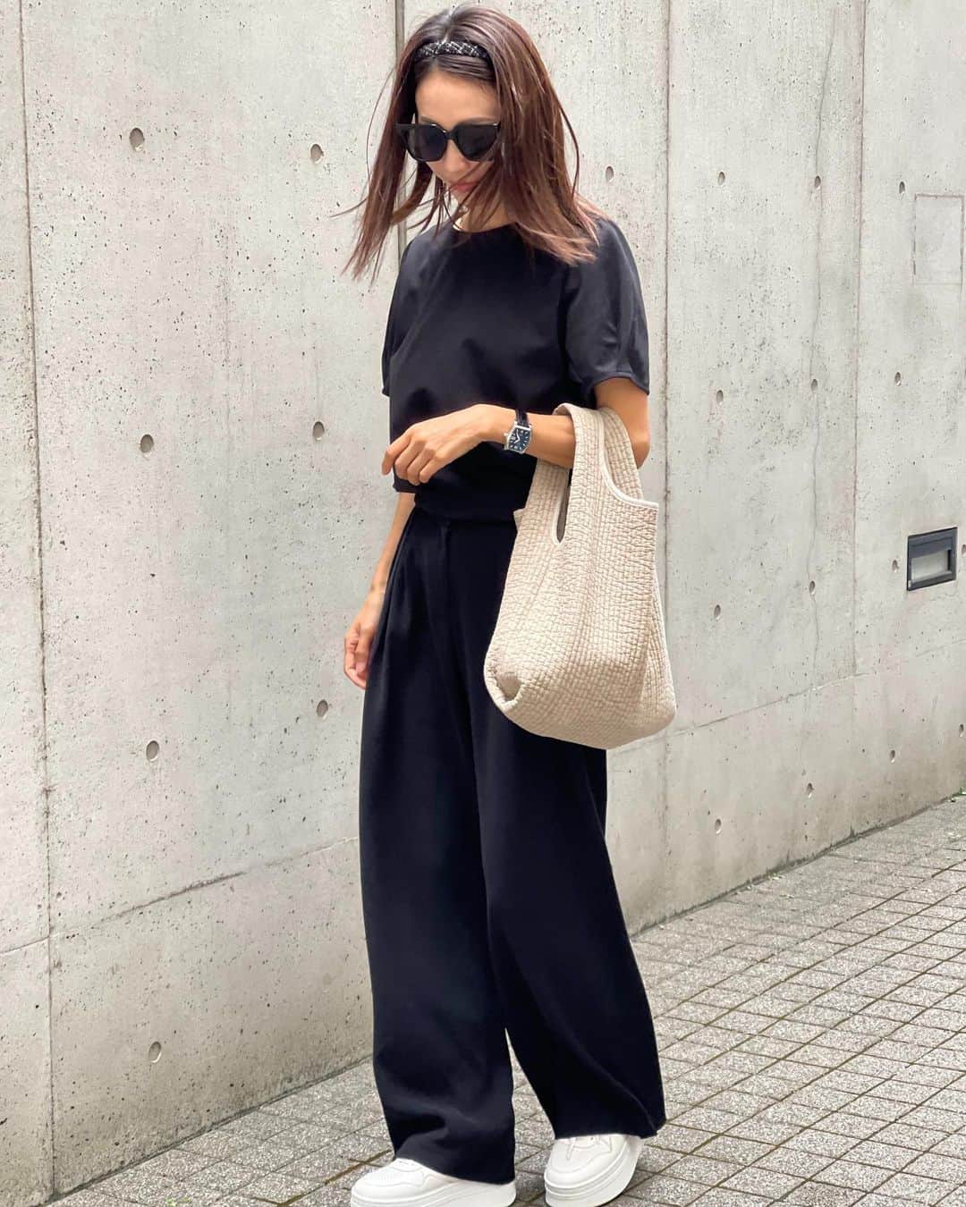 のインスタグラム：「- サクッとお茶☕️ 滞在時間30分⏳  少しの時間でも話せるとスーッとする🌿  何も考えずにこのコーデ。 上下ノンアイロンw バッグにカザッと必要なものだけ入れて🛍」
