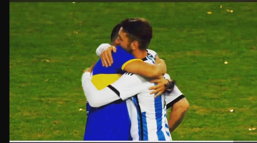 ゴンサロ・ロドリゲスのインスタグラム：「El fútbol regala momentos  especiales y este abrazo es parte de ese fútbol que no se ve , de amistad y respeto a un jugador diferente,de los mejores que vi y que pude disfrutar adentro de la cancha…gracias JUAN ROMÁN RIQUELME por hacerme parte de tu despedida…#JRR10」