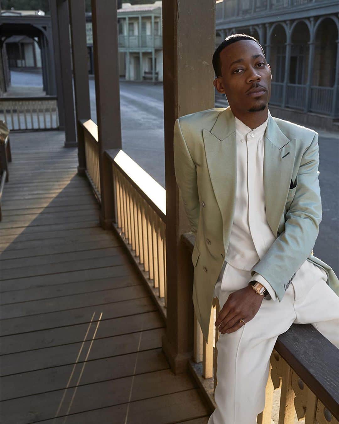 トムフォードのインスタグラム：「#TYLERJAMESWILLIAMS FEATURED IN @ELLE WEARING #TOMFORDSS23.   PHOTOGRAPHER: @GREGWILLIAMSPHOTOGRAPHY STYLIST: @CRYOUNGIN   #TOMFORD #TFEditorials」