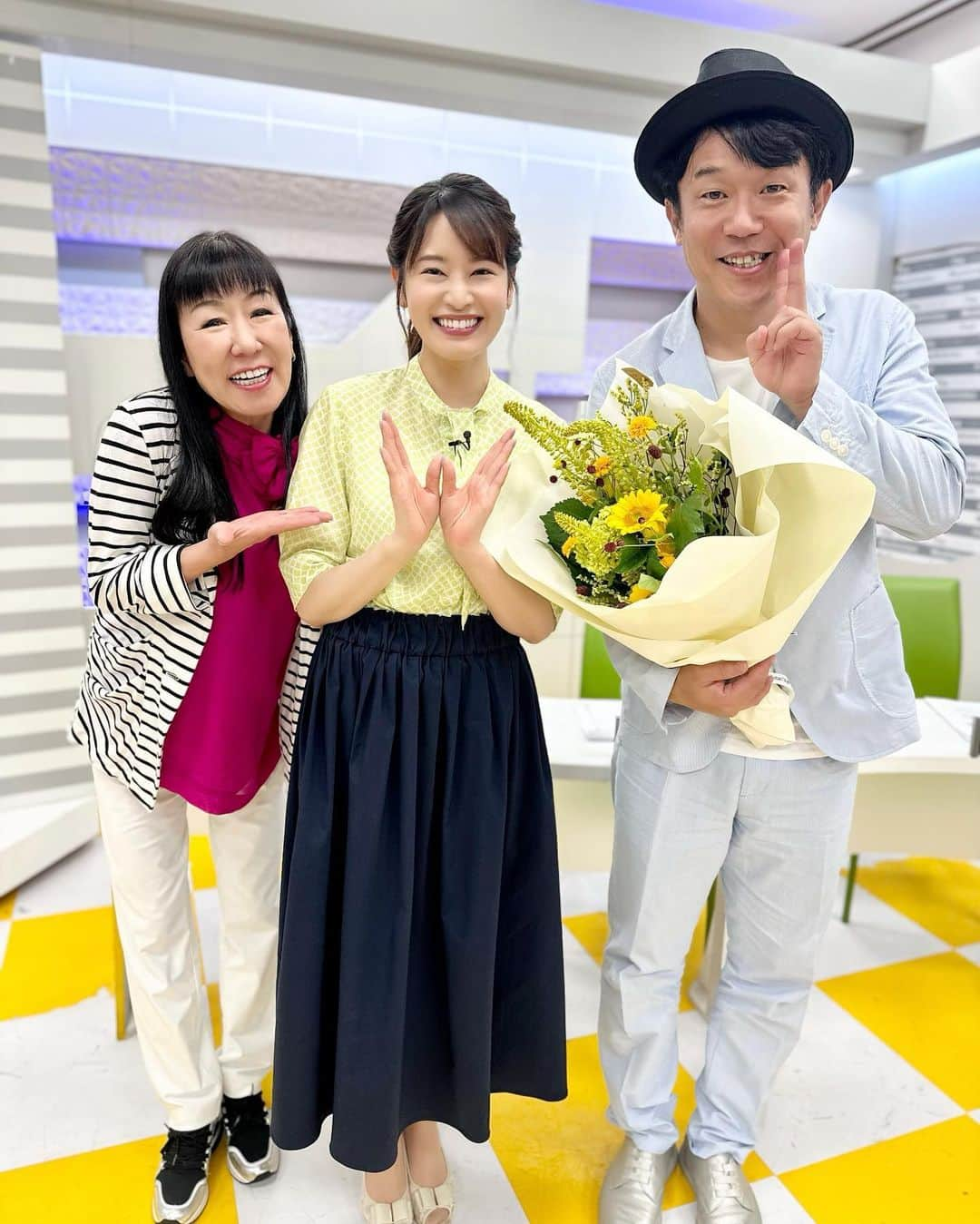 佐竹美希のインスタグラム：「ワシんとこ・ポスト🗾ラスト月曜日！  個人的には、月曜日は一番賑やかでした😆✨  週末終わるのが全然嫌ではなく 本当に楽しみな曜日で、  ロケから帰ってきて疲れていても 「今日は月曜だし 　リンゴさんとヒデさんにお任せしよう！！」 と思って安心していました😂  共演できて本当に光栄でした🙏  スタッフさんのチームプレーも素晴らしい月曜日✨  本当にありがとうございました😌  番組は今週末まで続きます！  #ワシんとこポスト #最終回 #BSよしもと #吉本 #吉本興業 #吉本興業東京本部 #ニュース #ニュース番組 #ニュースショー #地方創生  #アナウンサー #アナウンサー衣装 #アナウンサーコーデ #テチチ #techichi   #ハイヒールリンゴ さん #ペナルティヒデ さん #鈴木亮 さん #小倉淳 さん #BSよしもとアナウンサー #佐竹美希  #リンゴさん肩組んでくださってるのめちゃくちゃ嬉しい☺️」