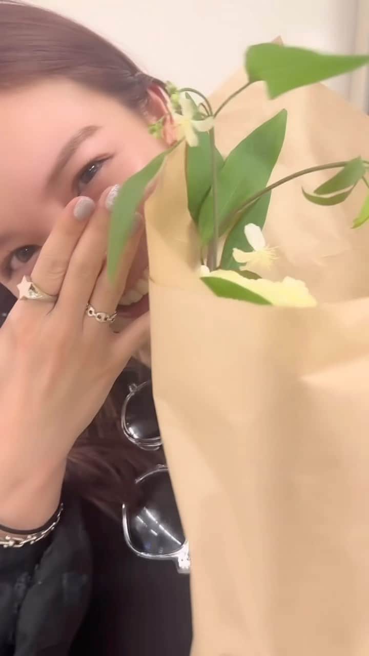のインスタグラム：「🤍🤍 ずっと笑ってられる！ ありがと♡ _ #表参道 #ビール #花束 #焼き鳥 #原宿 #ring #nail」