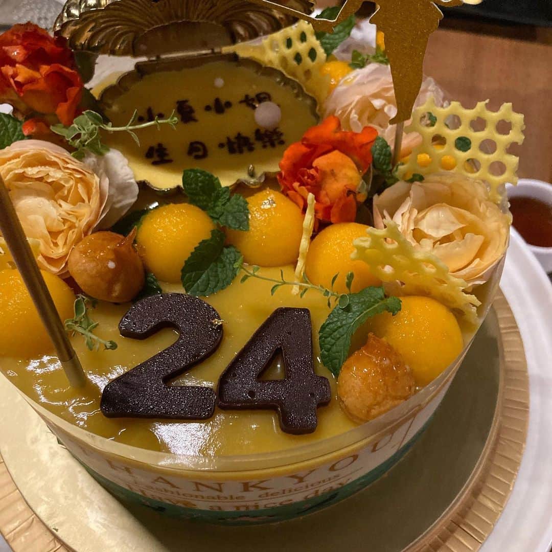 加藤小夏さんのインスタグラム写真 - (加藤小夏Instagram)「本日24歳になりました。 なんと、そんな今、日本におりません🇹🇼 そして最高のお仕事メンバーにお祝いしていただきました。 嬉しい〜。今後ともよろしくお願いします！  5分前の自撮りを添えて🤳」6月26日 23時43分 - __cnp_