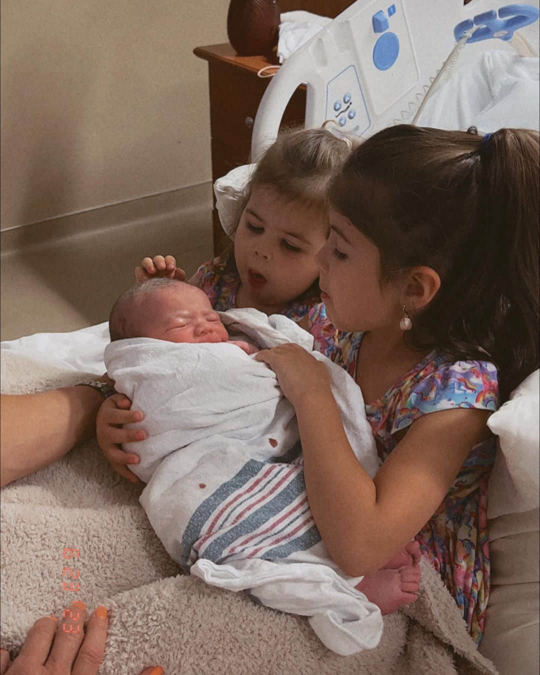 Sazan Hendrixさんのインスタグラム写真 - (Sazan HendrixInstagram)「Our family feels complete. Officially party of FIVE! 🥹 Welcome to the world baby Oliver ♥️ Born 6/23/23 at 10:19am weighing 8 lbs 6 oz 21 inches. We’re all doing so good and are obsessed with our little Prince Oli! 🙃」6月26日 23時49分 - sazan