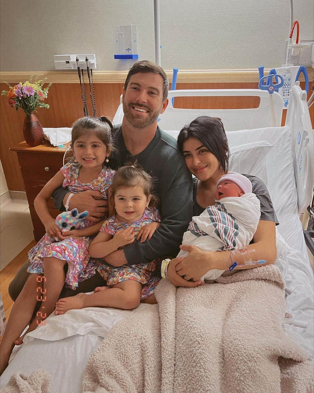 Sazan Hendrixさんのインスタグラム写真 - (Sazan HendrixInstagram)「Our family feels complete. Officially party of FIVE! 🥹 Welcome to the world baby Oliver ♥️ Born 6/23/23 at 10:19am weighing 8 lbs 6 oz 21 inches. We’re all doing so good and are obsessed with our little Prince Oli! 🙃」6月26日 23時49分 - sazan