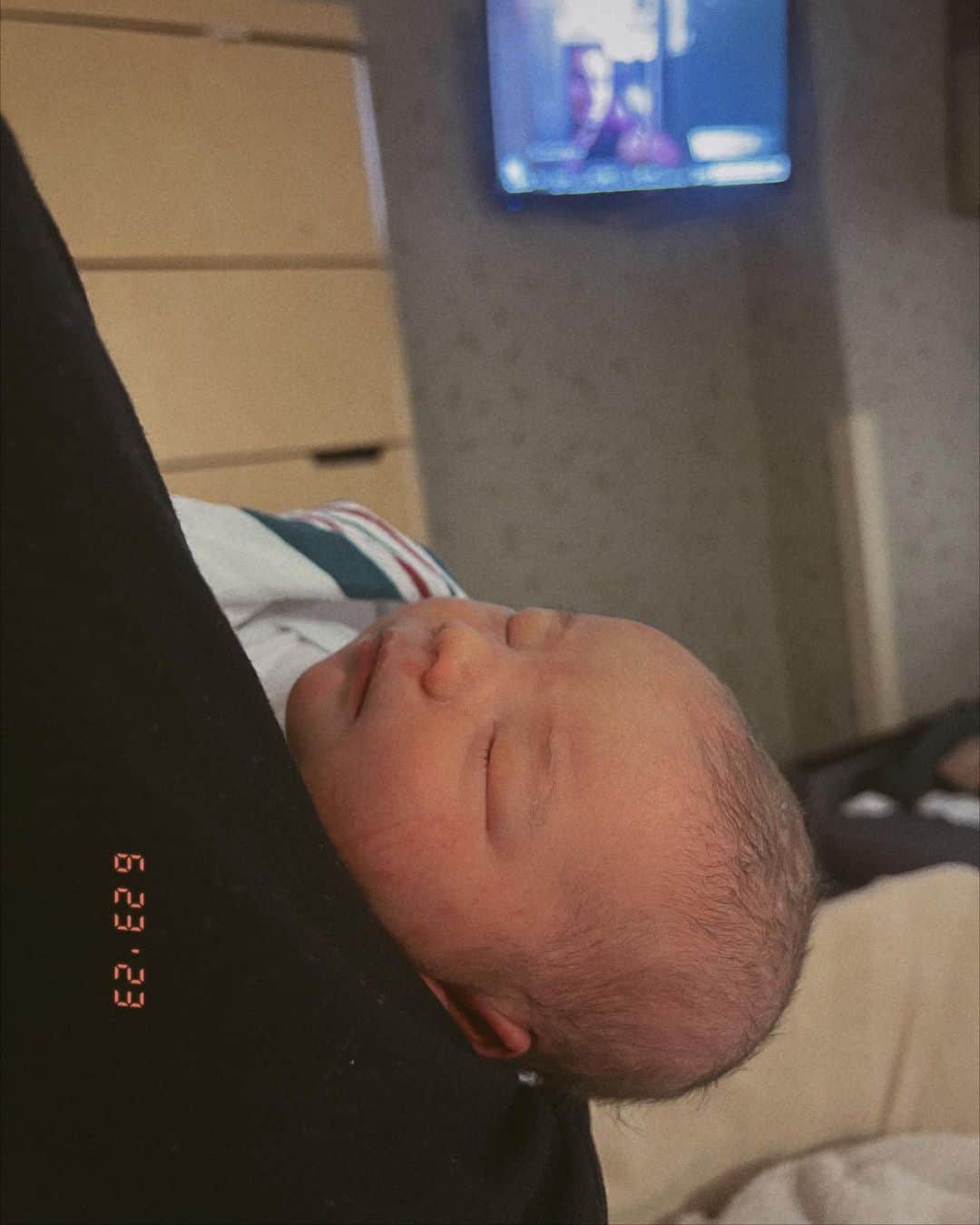 Sazan Hendrixさんのインスタグラム写真 - (Sazan HendrixInstagram)「Our family feels complete. Officially party of FIVE! 🥹 Welcome to the world baby Oliver ♥️ Born 6/23/23 at 10:19am weighing 8 lbs 6 oz 21 inches. We’re all doing so good and are obsessed with our little Prince Oli! 🙃」6月26日 23時49分 - sazan