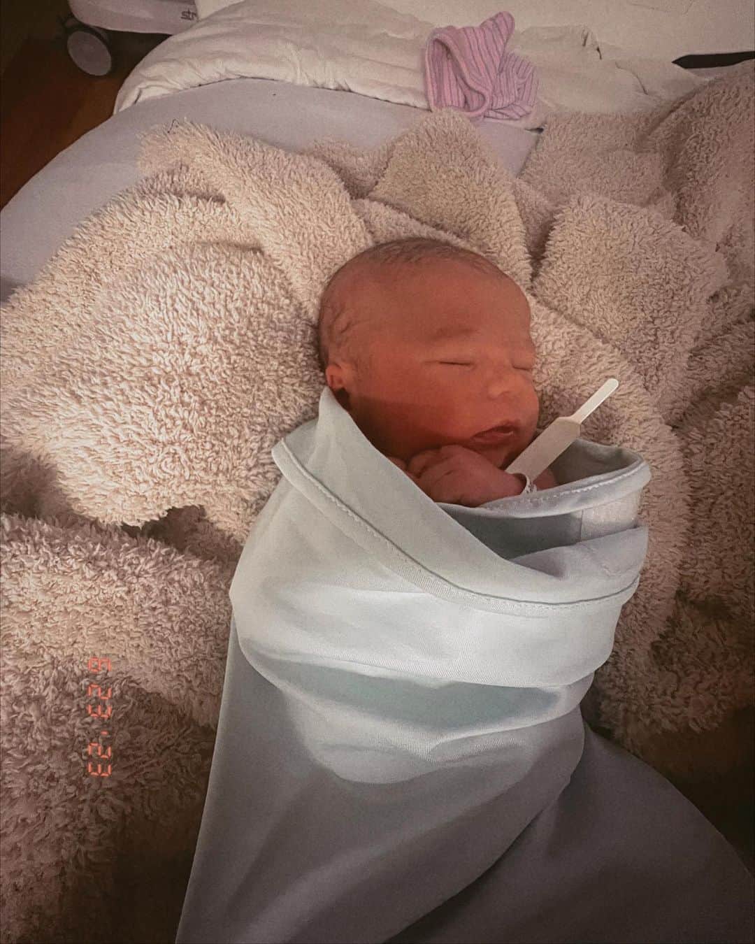 Sazan Hendrixさんのインスタグラム写真 - (Sazan HendrixInstagram)「Our family feels complete. Officially party of FIVE! 🥹 Welcome to the world baby Oliver ♥️ Born 6/23/23 at 10:19am weighing 8 lbs 6 oz 21 inches. We’re all doing so good and are obsessed with our little Prince Oli! 🙃」6月26日 23時49分 - sazan