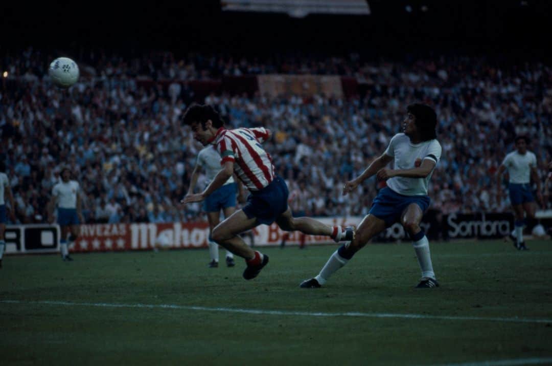 アトレティコ・マドリードのインスタグラム：「📚 𝗛𝗜𝗦𝗧𝗢𝗥𝗜𝗔 🔴⚪  ⏪ También tal día como hoy, en 1️⃣9️⃣7️⃣6️⃣, alzamos al cielo nuestra quinta Copa, después de derrotar por 1-0 al Real Zaragoza en la final del torneo gracias al último gol de Gárate como rojiblanco 🏆」