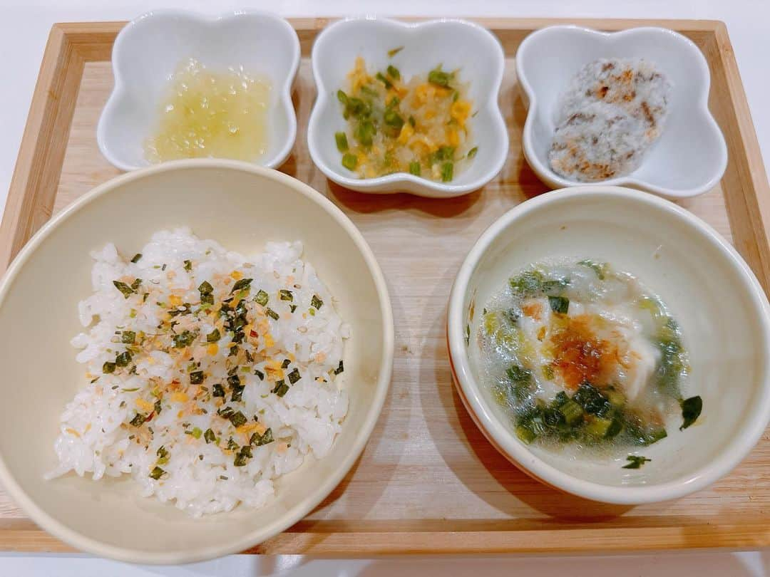 片岡安祐美のインスタグラム：「🍚  最近の離乳食たち。 変わらずストックしてるけど、 作って写真撮る前に冷凍しちゃって、 凍ったら何が何だかわからんくなった😱  ・親子丼 ・納豆チャーハン ・カレイの煮付け ・サバーグ ・お好み焼き ・里芋コロッケ ・ポテサラ ・鶏のトマト煮 ・アスパラコーンのおろし煮 ・けんちん汁 ・サバ缶のお味噌汁 ・ほうれん草と鮭の豆乳スープ  こんな感じのストックを組み合わせ。 主食は白米、おうどん、そうめん、パン、オートミールなど。 サバ缶デビューしたけど、好きそう！！  ミルクが寝る前の1回になりました🍼 ほんと成長が早い！！！ 結構な量だと想うんだけど、 足りないって怒るときもしばしば😱  あたしがごはん食べてると、 何食ってんだ！！ってあたしのごはんを指差す笑 ダメって言うと怒り、一口あげれば大抵落ち着く😇  #成長記録  #離乳食  #離乳食完了期  #離乳食ストック  #作りがいがある  #よく食べます  #息子氏 #1歳」