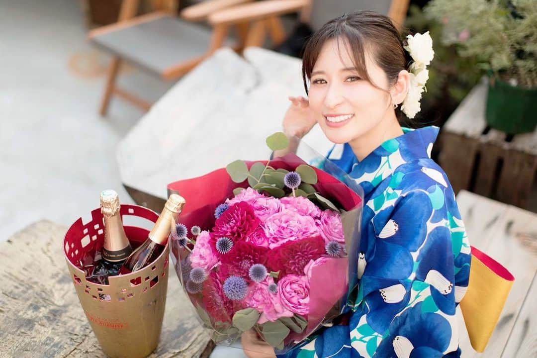 有馬綾香のインスタグラム：「バースデースナックぱん ありまとうございました！！！！  本当に感謝しかないです😭  今回初めて一から主催をして…  正直とても不安でした。。 私が最後まで1人でやりきれるのかなと。  今までは事務所に任せきりだった事も多かったんですが今回は全て1人でやったので、 会場押さえからスケジュール制作、会場抑え、予約メールの受付、当日の受付、手作り料理など全部自分でやる事で 感じる事が沢山ありました。  ここまでやって来てくれなかったらどうしようという不安もありました。  みんなから予約のメールが来て本当に嬉しかった😭  当日になってからも色々あったけど、党員が本当に協力的で嬉しかったです！！  何も言ってないのに ゴミ袋は？ 氷は？ って気遣ってくれて…本当に優しい😭  そもそも正直こんなにきてくれると思ってませんでした😭  今も昔もずーーーーっと党員に支えられてます😭  次は有馬記念かな？🥺 楽しんでくれたらいいなぁ。 もっと快適にしてもらうためにどうしたら良いかなぁって もう考えてます…！  とりあえず次からは必ず女子スタッフつけますね！！！w おたのしみに！  本当に本当に  本って当に  ありまとうございました！！！！！」