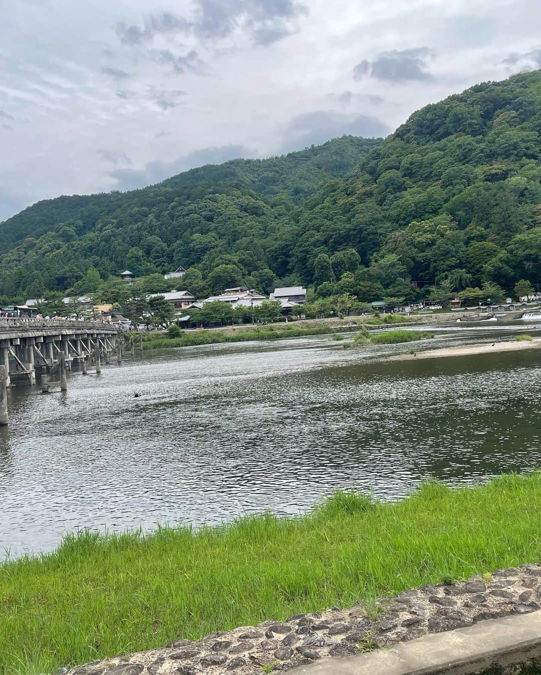 塩田真弓さんのインスタグラム写真 - (塩田真弓Instagram)「Green Green! デトックスな週末でした 古都のGreen🌿が眩しく✨ 王道のスポットは久しぶりで懐かしく 新たな発見が沢山💡 定番グルメも安定の美味しさ 発見グルメはスイカ、キウイ、マンゴーのフルーツサンド🍉🥝🥭 ふ〜と深呼吸したら デトックス完了の写真に🧚🏻  いつも秒で過ぎる週末ですが 長い1日x2で心に残る時間でした  #ADELLY  #京都 #Kyoto #嵐山 #Arashiyama #清水寺 #kiyomizutemple #そういえば抹茶スイーツの嵐というグリーンも」6月26日 23時53分 - mayumi_shiota_