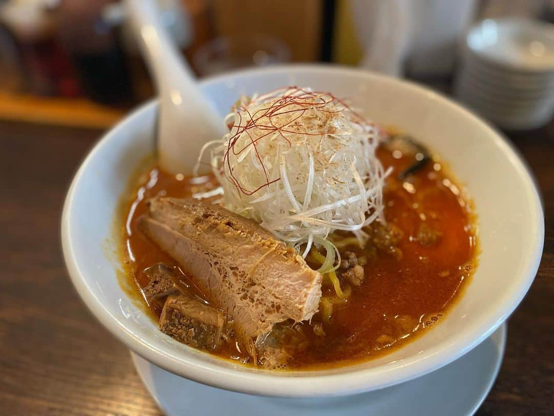 大沢文也のインスタグラム：「今日食べたラーメンが北海道で食べたラーメンで１番でした❗️🍜  ラーメン北海道ランキング塗り替えられたぜ😆  餃子は美味しくなかったけど（笑）  #北海道 #札幌 #ラーメン #拉麺 #🍜 #辛味噌ラーメン #餃子 #🥟」