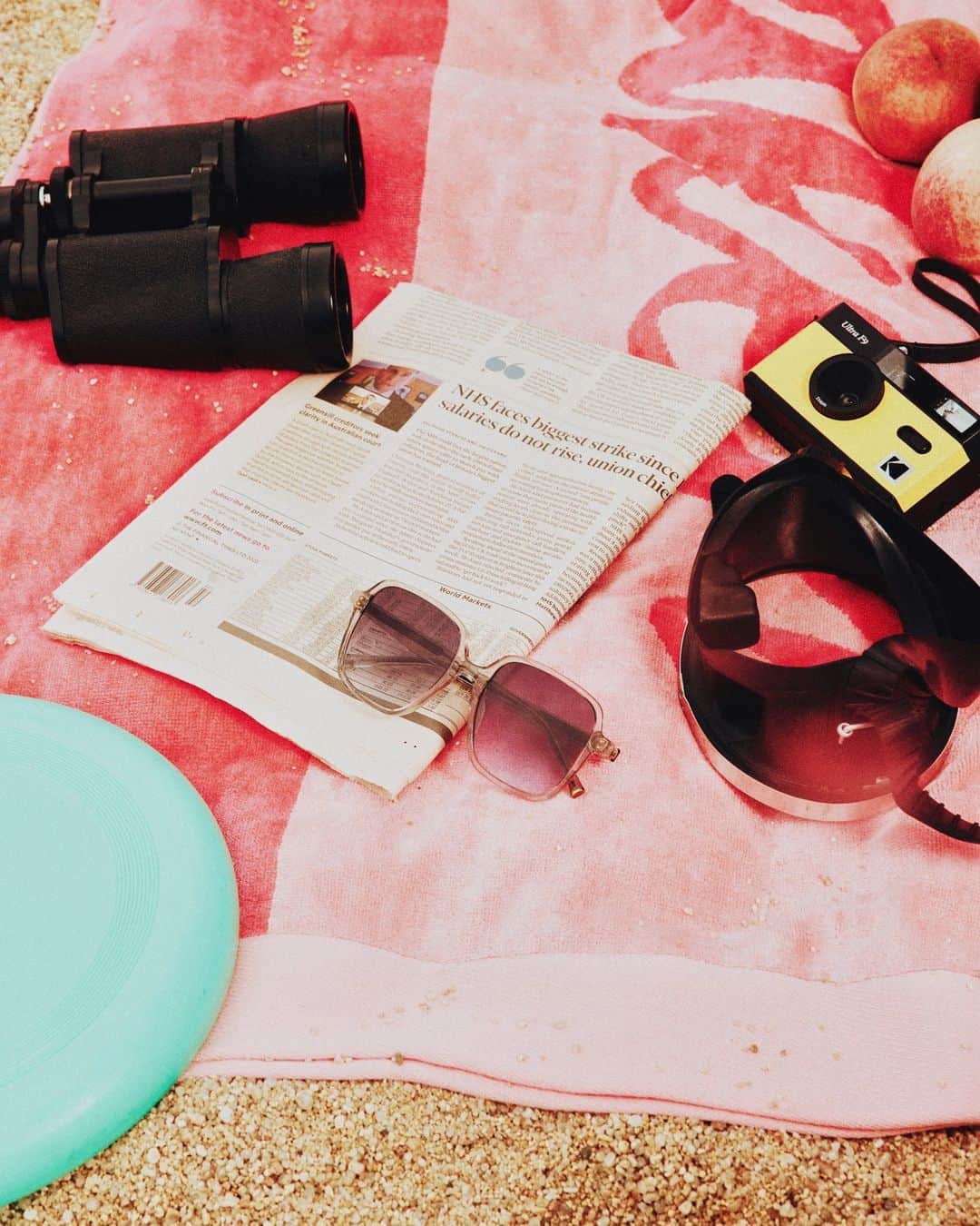 Ted Bakerのインスタグラム：「Out of office, on.  #TedBaker #Holiday」