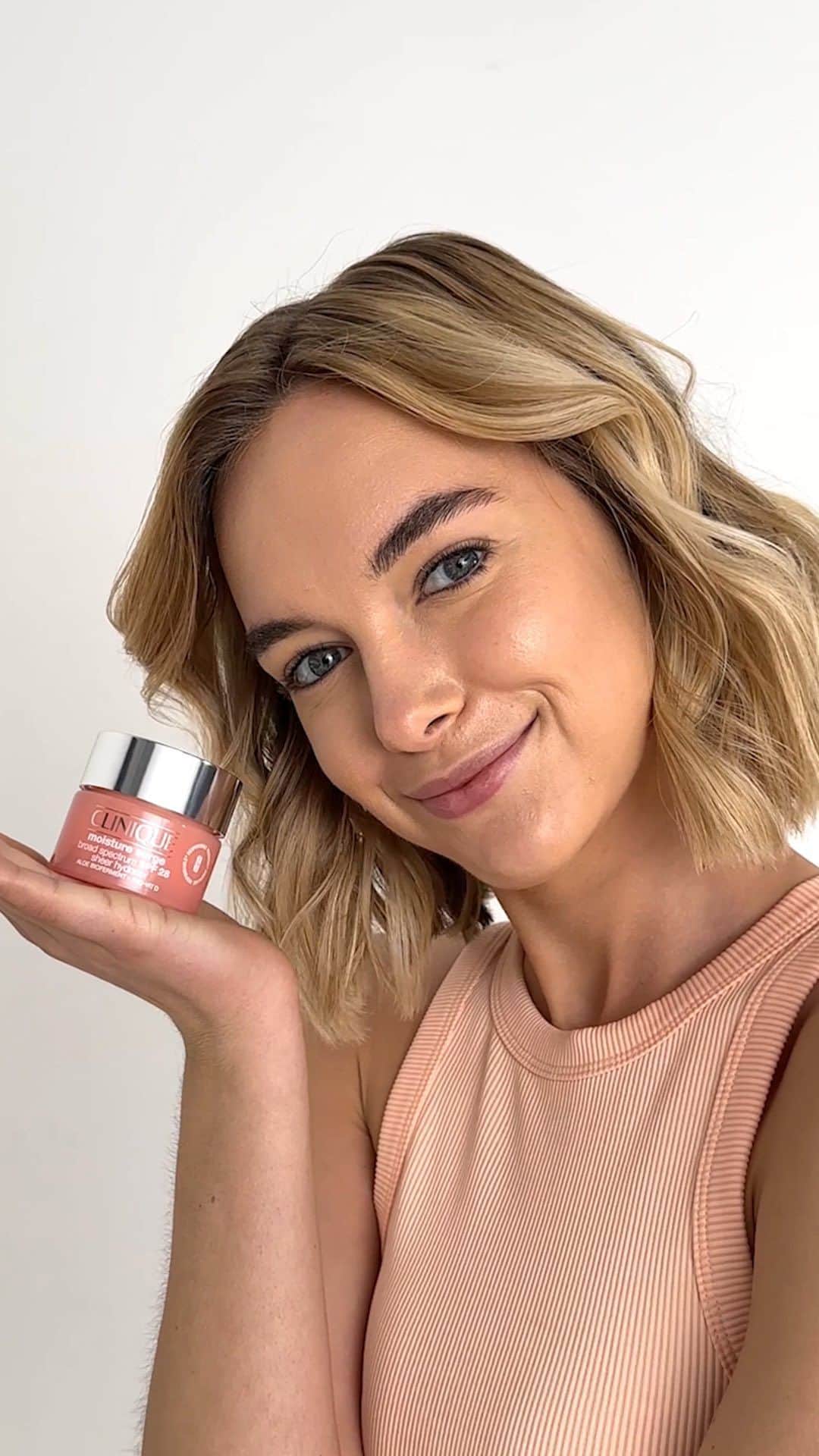 のインスタグラム：「Hydrate + glow while you protect skin + fight free radicals.   Thanks to NEW Moisture Surge Broad Spectrum SPF 28 Sheer Hydrator’s 3 powerful key ingredients:  🌿 Aloe bioferment: Nutrient-rich and helps skin retain moisture. 💦 Hyaluronic acid complex: Helps create a “moisture reservoir.”  💊 Provitamin D: Helps fortify skin’s free radical defense. Now get out there and glow.  #NewFromTheCliniqueLab #SPFGlowup #MoistureSurgeSPF #dermtested」
