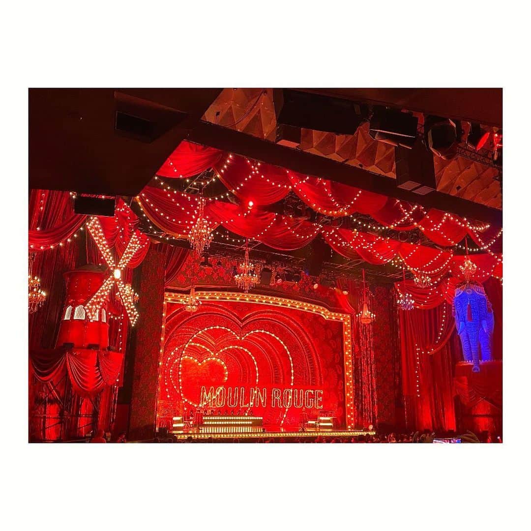 のインスタグラム：「休演日の今日は、  MOULIN ROUGE the MUSICAL 観劇しました〜✨  ずっとずっと楽しみにしていた作品🥰 ブロードウェイ版のサントラをずっと聞いていたので、日本語訳も気になっていたのですが、なるほどーと思う訳になっていて👏 ミュージカルでありながらライブの様な盛り上がり🙌🎶 楽しかった〜✨  また違うキャストさんでも見るぞ〜✨」