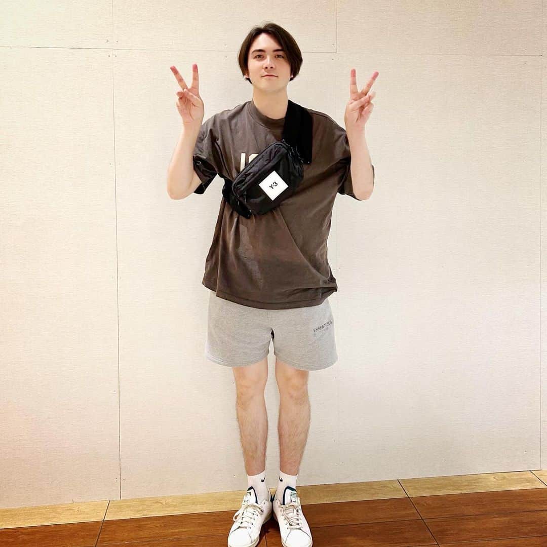 のインスタグラム：「【お知らせ】 私事ではございますが、34歳になりました🎉 今年も健康で皆さんに笑顔を届けられる存在でいたいなと思います❗️ ちなみに昨年の誕生日に痩せるのが目標と言いましたが、2月までで12kg痩せました✌️✨ 今は少しまた戻りました。 なので今年の目標も"痩せる"です。」
