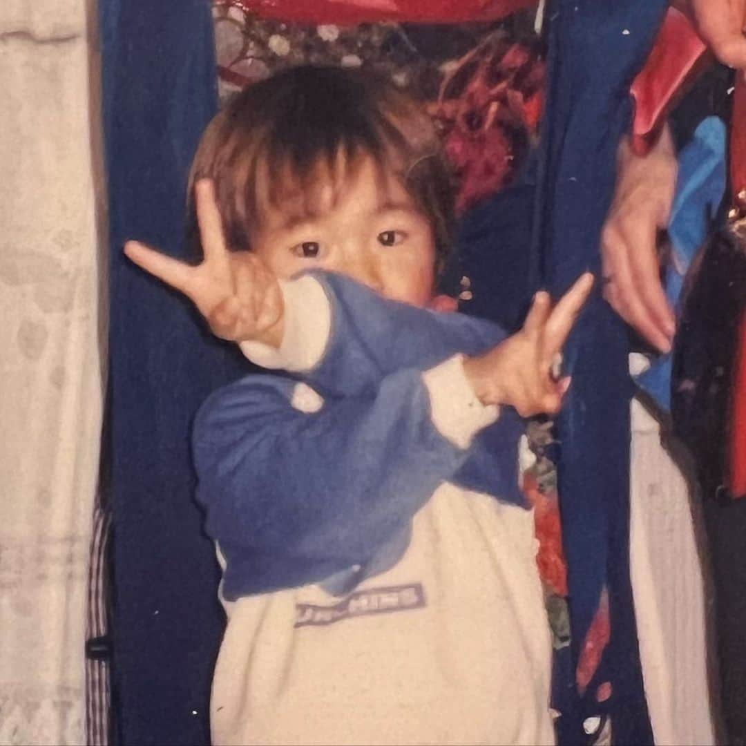 漆山葵のインスタグラム：「✌️✌️ 誰かに似てそうで誰だかわからない。」
