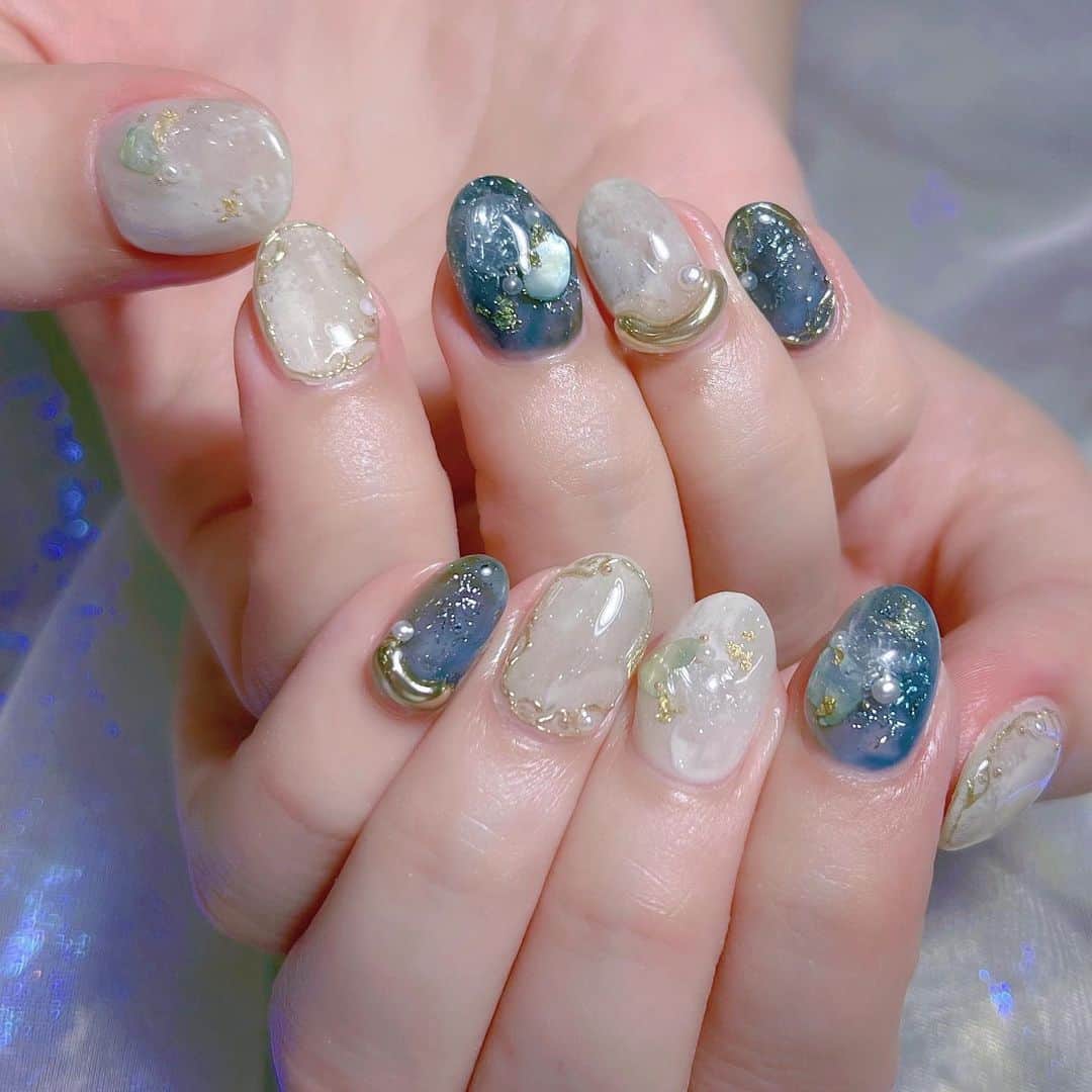 なかやまちえこのインスタグラム：「青とベージュ💅⠀ ⠀ @reiandbob さん⠀ #nail #nails #nailart #ネイル #美甲 #ネイルアート  #japanesenailart #manucure #japanesenails #manicurist #gelnails #أظافر #네일아트 #미용  #เพ้นท์เล็บ #artedeuñas #เพ้นท์เล็บเจล #ジェルネイルデザイン #ネイルデザイン #nagelkunst #ニュアンスネイル @aby_sharenail」