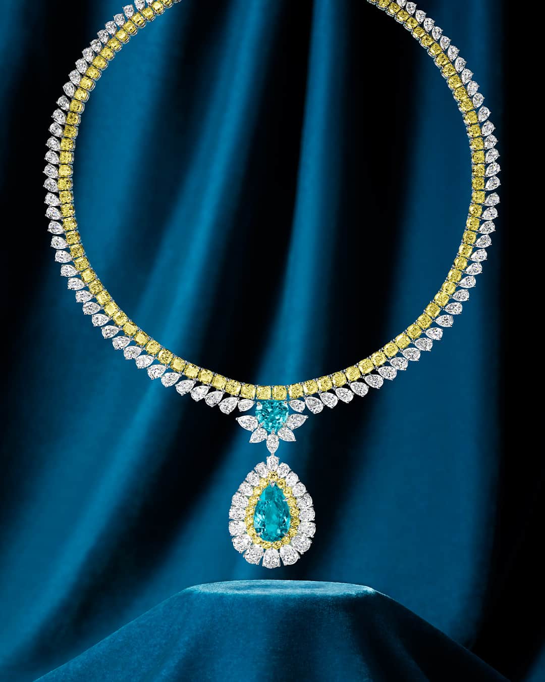 ハリー・ウィンストンのインスタグラム：「Coveted for their intense hue and extraordinary rarity, Paraiba tourmalines are considered some of the “rarest of the rare” precious colored gemstones. Continuing Mr. Winston’s tradition of uncovering the world’s most vibrant jewels, the House acquired a 9.39 carat Paraiba tourmaline, exceptional for its quality and size, for the Maharani Necklace. Immerse yourself in the extraordinary beauty of the Royal Adornments collection – link in bio. #HarryWinston #WinstonHighJewelry」