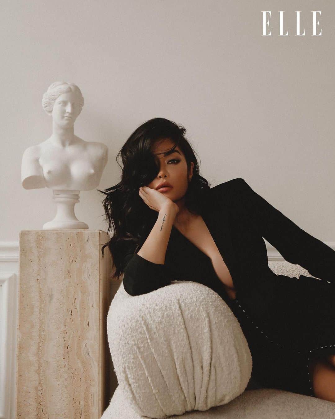 キム・リーのインスタグラム：「Thank you @elleindia 🩶 Interview out now」