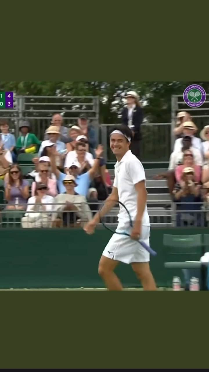 ダニエル太郎のインスタグラム：「First ever win for me In Wimbledon on my 7th year! With a fun bonus point 😃　📸 @wimbledon   ウインブルドン初勝利！7年目でやっとできました😊楽しいポイントを1個載せておきます。次は水曜日！」