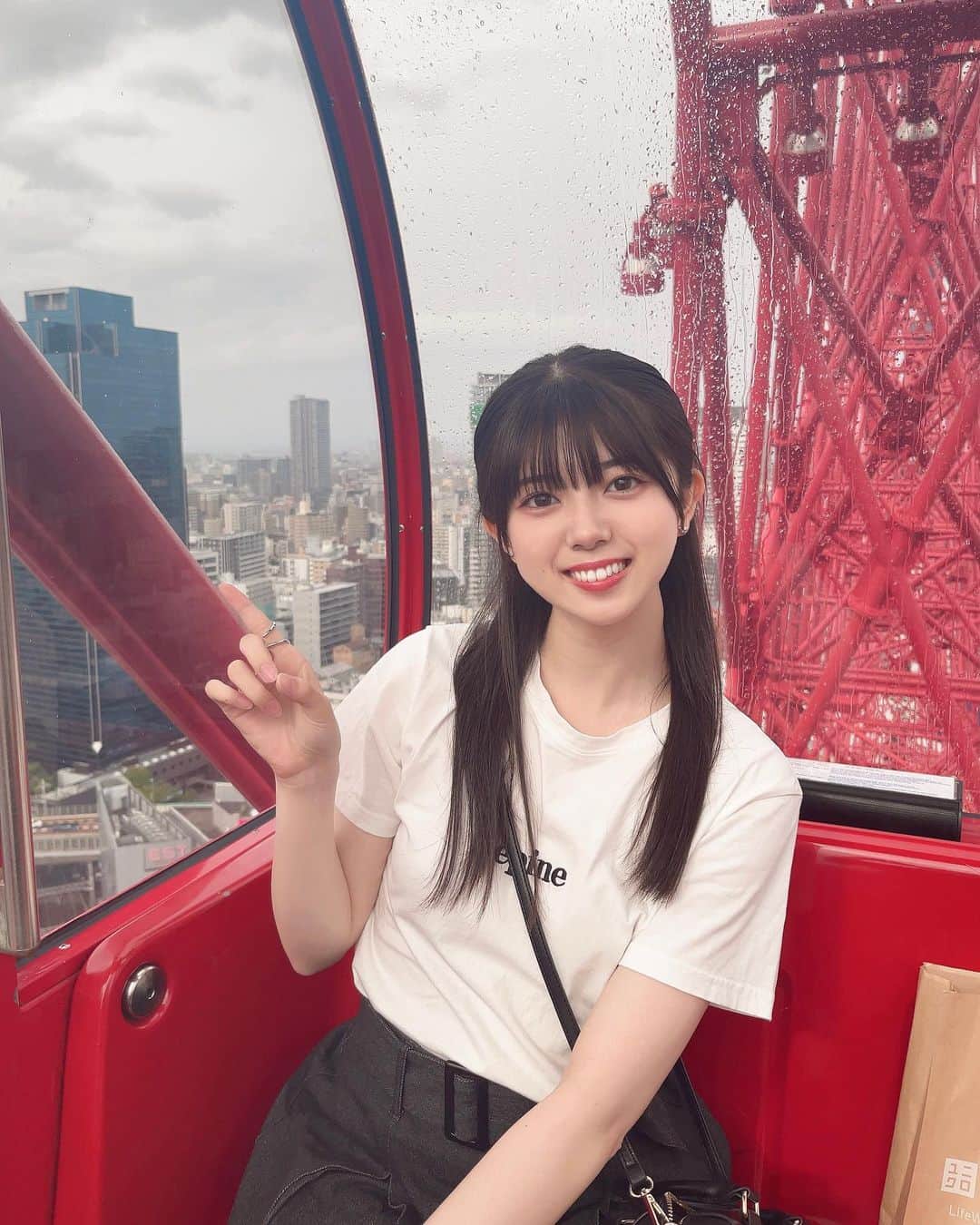 坂下真心のインスタグラム：「⌇ 𝖥𝖾𝗋𝗋𝗂𝗌 𝗐𝗁𝖾𝖾𝗅 ⁡ ⁡ 雨の日の観覧車、新鮮でした🎡♡ ⁡ 一緒に乗りませんか〜？ ⁡ ⁡ #05 #idol #nmb48 #nmb #jk #ljk #ootd  #観覧車 #大阪観光 #epine」