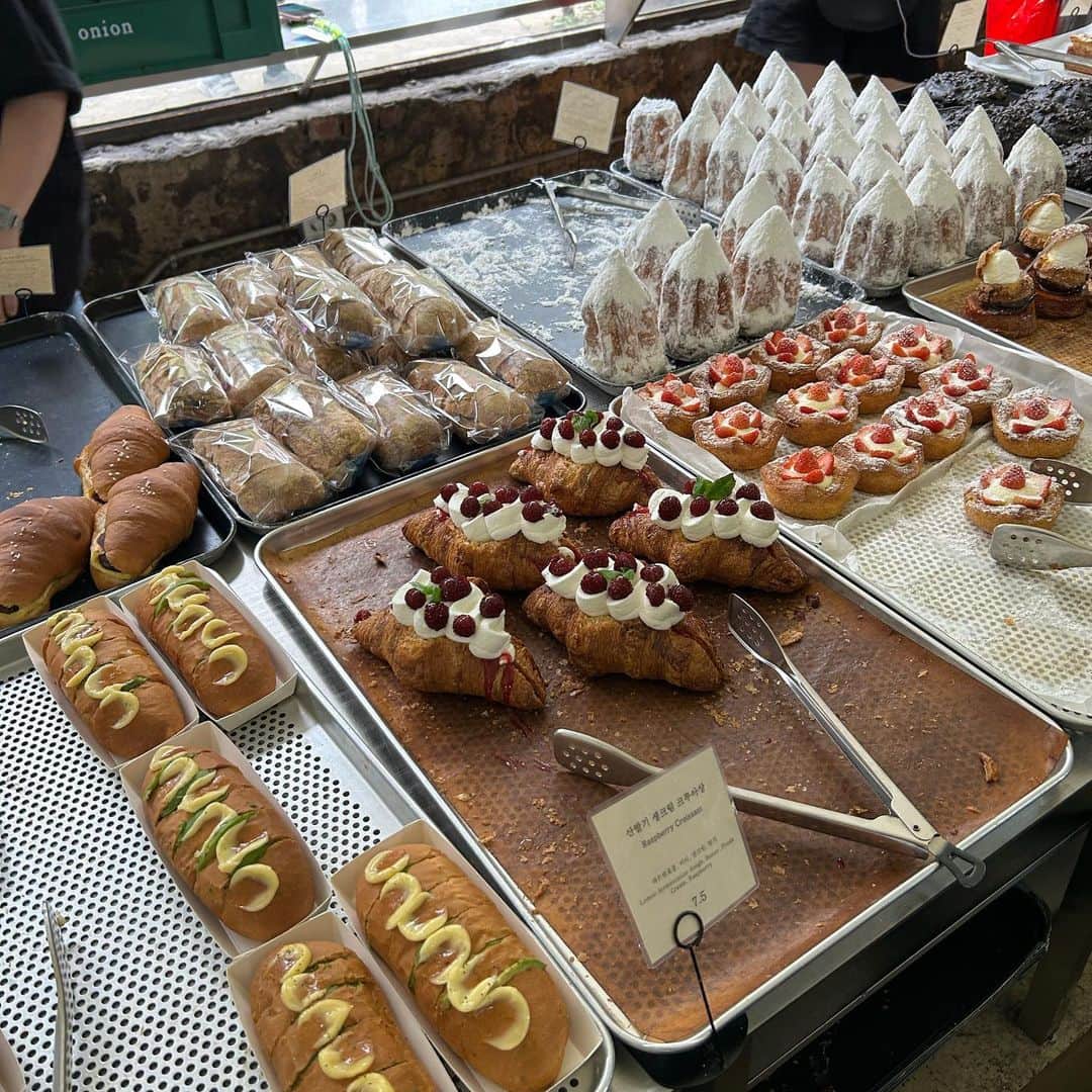 RIiNAさんのインスタグラム写真 - (RIiNAInstagram)「🥐🍞🥯🥖☕️🧋🤍  onionのソンス店♡ どのパンも美味しくて感動... 一個一個が大きいからみんなでシェアするのがおすすめ🍽️  . . #cafe #성수동카페 #성수카페 #카페 #카페스타그램 #빵스타그램 #빵 #한국여행 #韓国旅行 #韓国カフェ」6月27日 0時16分 - riina_lam