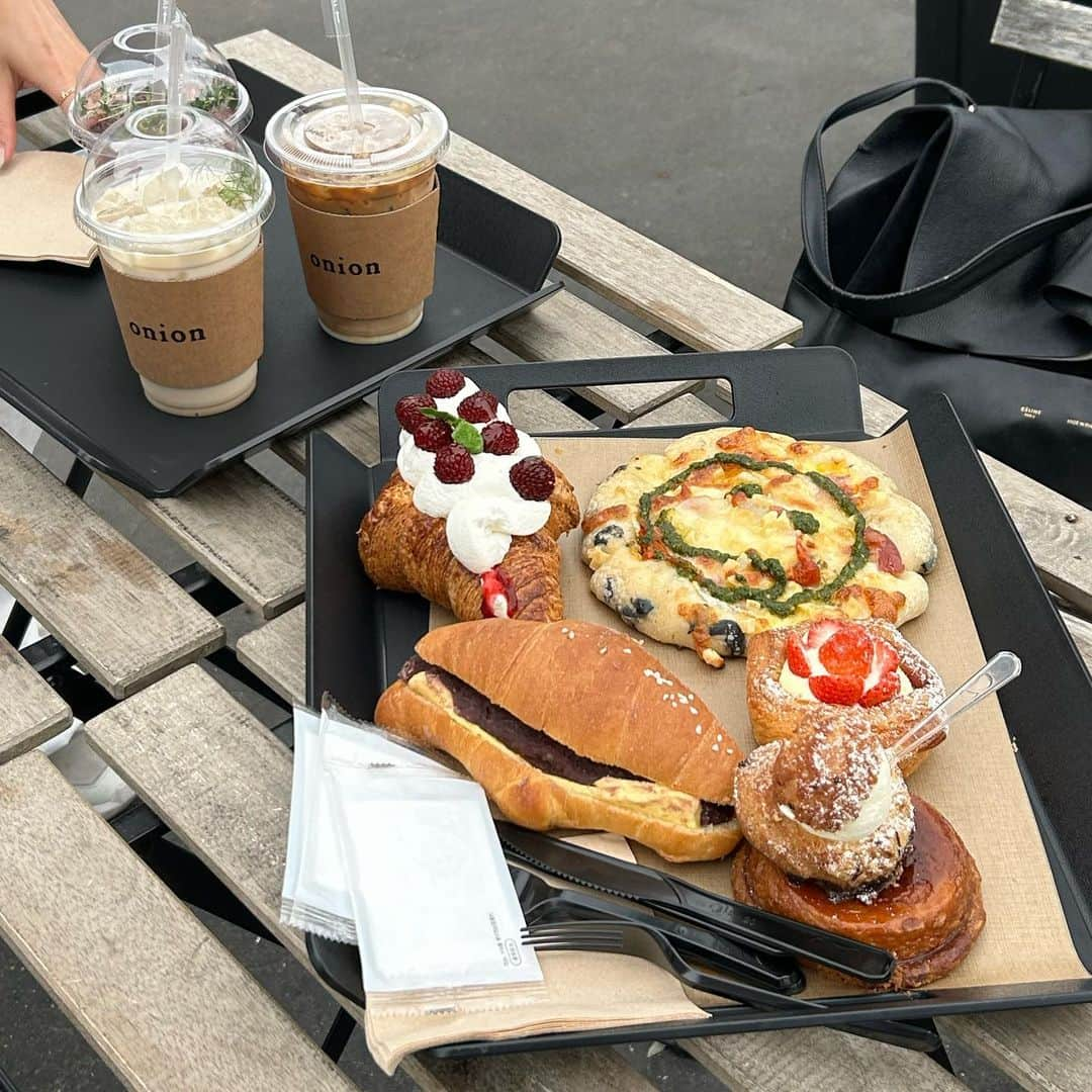 RIiNAのインスタグラム：「🥐🍞🥯🥖☕️🧋🤍  onionのソンス店♡ どのパンも美味しくて感動... 一個一個が大きいからみんなでシェアするのがおすすめ🍽️  . . #cafe #성수동카페 #성수카페 #카페 #카페스타그램 #빵스타그램 #빵 #한국여행 #韓国旅行 #韓国カフェ」