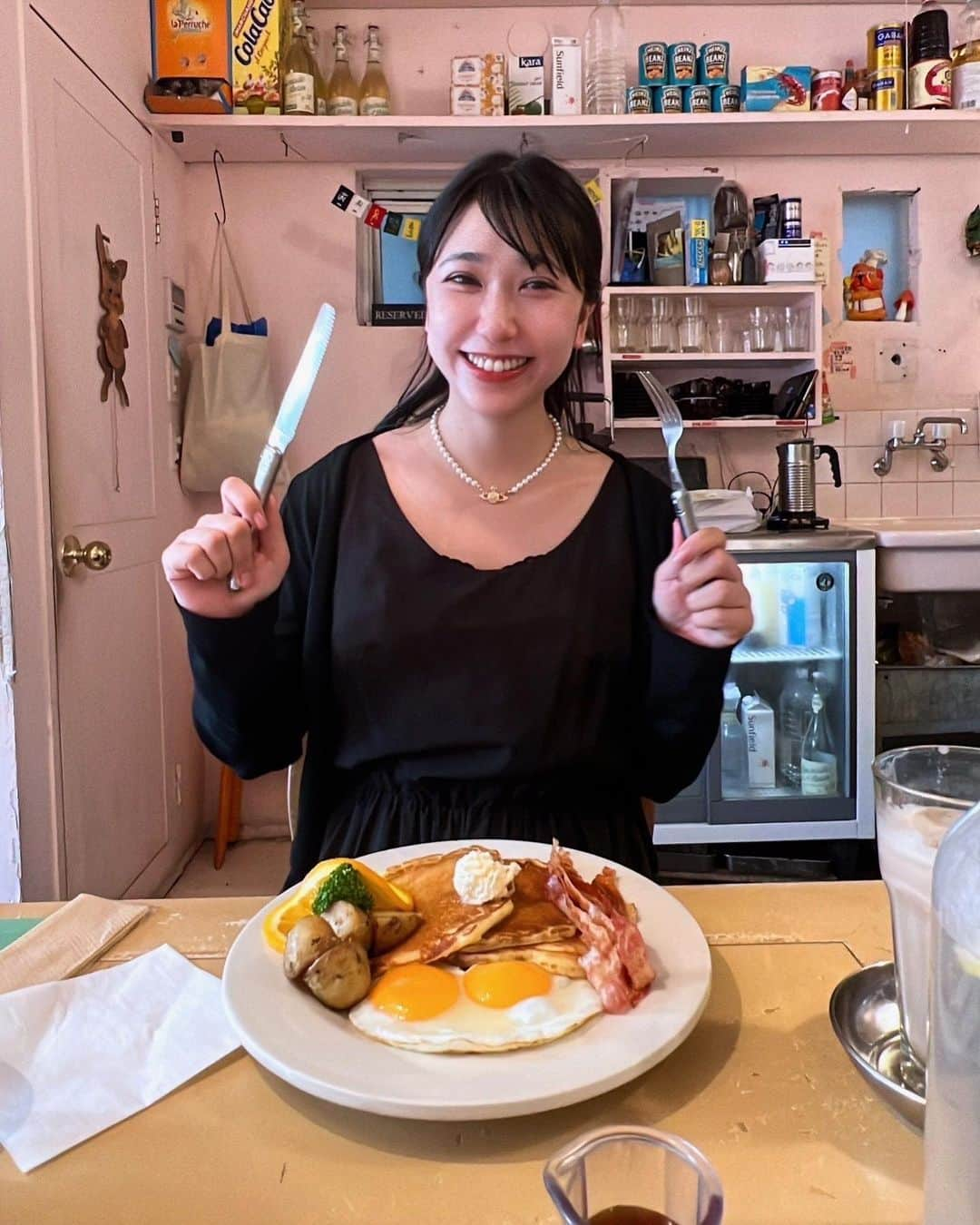 小見川千明のインスタグラム：「早起きして朝ごはんを食べに行きました☀︎ ⁡ 朝の8時…顔が眠そうなの隠しきれていないです🥺💦笑 ⁡ 台湾の朝ごはんと迷ったのですが、アメリカにしました🇺🇸♡ ⁡ あまじょっぱい大好き！ ふわふわよりこういう薄いパンケーキの方が好みかもです🤍 ⁡ 旅行気分を味わえてとっても楽しかったです✨️ ⁡  *⋆꒰ঌ┈┈┈┈┈┈┈┈┈໒꒱⋆*  #写真 #photo  #filmcamera #natural  #smile  #filmphotography #film #フィルムカメラ #anime  #manga #comic #model  #voiceactor #voiceactress #配音演员 #声優 #Japan #kawaii #kawaiigirl #model  #小見川千明  #小千姬 #귀여워 #셀스타그램 #셀카 #여행  #文学 #パンケーキ #朝活  *⋆꒰ঌ┈┈┈┈┈┈┈┈┈໒꒱⋆*」