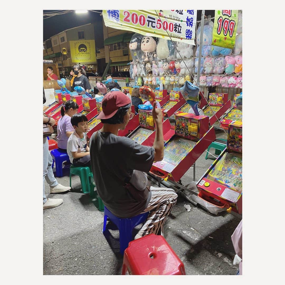 松本野々歩さんのインスタグラム写真 - (松本野々歩Instagram)「台湾旅日記　Day3 台中→台南  カレンダー見てびっくり あれから1ヶ月経っちゃったってゆうじゃない！  台中の友人家族がこの日もホテルまでお迎え🚗  5年前と6年前にも連れてきてくれた 客家料理のお店は　 やっぱりほんとうーに美味しくて 感動するレベル  今回　台湾人の友人　リューさん　ウーさんの 食の意識の高さを改めて感じた  ちゃんと美味しく　体に優しいもの 伝統的なもの　無添加のものを好んで食べる家族 本当にありがたかった  その後デザート食べに行こう と連れて行ってくれたお店も2度目で 伝統的な緑豆ぜんざいとかき氷のお店  ガイドブックに載ってないような どローカルなお店  「もうお店のおばあちゃんたちが出来なくなったら、ここも無くなっちゃうよ」と寂しそうな二人 （写真の最後は6年前に訪れた時のもの）  いよいよ　とってもお世話になった二人とお別れ  台南へと移動  宿にチェックインして すぐに町へ繰り出します  あっという間に この町好き　ぽ♡ となる  ラッキーなことに 数日に一回しかやっていない夜市があって 田中さんはゲーム わたしはマッサージを満喫  最後に一杯飲もう　と 宿の隣のクラフトビール屋さんに入ると 「日本人ー？　日本大好き！」と何人かが話しかけてくれて おすすめの場所とか聞いたり みんなと楽しくおしゃべり  いつの間にか　一組の夫婦と仲良くなって 明日ね　ここ行くつもりなのー と話していたら 連れて行ってあげる！となり  そして　朝から　 面白そうなお祭りがあるよと教えてもらい そこでは　まず旦那さんのほうと落ち合おう〜と約束  久しぶりの深夜までのお酒も相待って 遠足の前日みたいにふわふわワクワクしながら就寝」6月27日 0時27分 - nonohoms