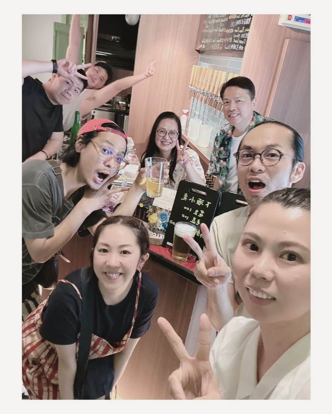 松本野々歩さんのインスタグラム写真 - (松本野々歩Instagram)「台湾旅日記　Day3 台中→台南  カレンダー見てびっくり あれから1ヶ月経っちゃったってゆうじゃない！  台中の友人家族がこの日もホテルまでお迎え🚗  5年前と6年前にも連れてきてくれた 客家料理のお店は　 やっぱりほんとうーに美味しくて 感動するレベル  今回　台湾人の友人　リューさん　ウーさんの 食の意識の高さを改めて感じた  ちゃんと美味しく　体に優しいもの 伝統的なもの　無添加のものを好んで食べる家族 本当にありがたかった  その後デザート食べに行こう と連れて行ってくれたお店も2度目で 伝統的な緑豆ぜんざいとかき氷のお店  ガイドブックに載ってないような どローカルなお店  「もうお店のおばあちゃんたちが出来なくなったら、ここも無くなっちゃうよ」と寂しそうな二人 （写真の最後は6年前に訪れた時のもの）  いよいよ　とってもお世話になった二人とお別れ  台南へと移動  宿にチェックインして すぐに町へ繰り出します  あっという間に この町好き　ぽ♡ となる  ラッキーなことに 数日に一回しかやっていない夜市があって 田中さんはゲーム わたしはマッサージを満喫  最後に一杯飲もう　と 宿の隣のクラフトビール屋さんに入ると 「日本人ー？　日本大好き！」と何人かが話しかけてくれて おすすめの場所とか聞いたり みんなと楽しくおしゃべり  いつの間にか　一組の夫婦と仲良くなって 明日ね　ここ行くつもりなのー と話していたら 連れて行ってあげる！となり  そして　朝から　 面白そうなお祭りがあるよと教えてもらい そこでは　まず旦那さんのほうと落ち合おう〜と約束  久しぶりの深夜までのお酒も相待って 遠足の前日みたいにふわふわワクワクしながら就寝」6月27日 0時27分 - nonohoms
