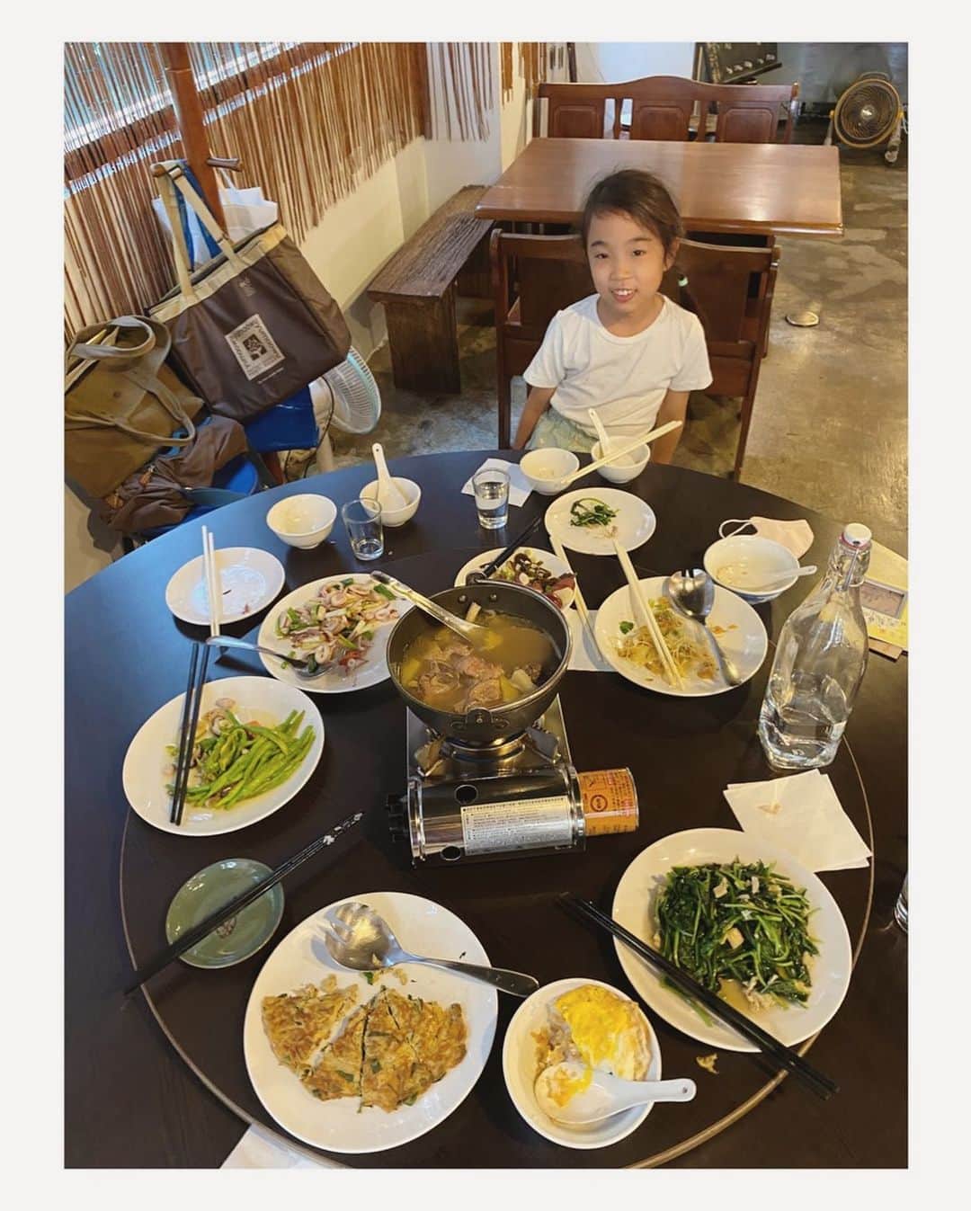 松本野々歩のインスタグラム：「台湾旅日記　Day3 台中→台南  カレンダー見てびっくり あれから1ヶ月経っちゃったってゆうじゃない！  台中の友人家族がこの日もホテルまでお迎え🚗  5年前と6年前にも連れてきてくれた 客家料理のお店は　 やっぱりほんとうーに美味しくて 感動するレベル  今回　台湾人の友人　リューさん　ウーさんの 食の意識の高さを改めて感じた  ちゃんと美味しく　体に優しいもの 伝統的なもの　無添加のものを好んで食べる家族 本当にありがたかった  その後デザート食べに行こう と連れて行ってくれたお店も2度目で 伝統的な緑豆ぜんざいとかき氷のお店  ガイドブックに載ってないような どローカルなお店  「もうお店のおばあちゃんたちが出来なくなったら、ここも無くなっちゃうよ」と寂しそうな二人 （写真の最後は6年前に訪れた時のもの）  いよいよ　とってもお世話になった二人とお別れ  台南へと移動  宿にチェックインして すぐに町へ繰り出します  あっという間に この町好き　ぽ♡ となる  ラッキーなことに 数日に一回しかやっていない夜市があって 田中さんはゲーム わたしはマッサージを満喫  最後に一杯飲もう　と 宿の隣のクラフトビール屋さんに入ると 「日本人ー？　日本大好き！」と何人かが話しかけてくれて おすすめの場所とか聞いたり みんなと楽しくおしゃべり  いつの間にか　一組の夫婦と仲良くなって 明日ね　ここ行くつもりなのー と話していたら 連れて行ってあげる！となり  そして　朝から　 面白そうなお祭りがあるよと教えてもらい そこでは　まず旦那さんのほうと落ち合おう〜と約束  久しぶりの深夜までのお酒も相待って 遠足の前日みたいにふわふわワクワクしながら就寝」
