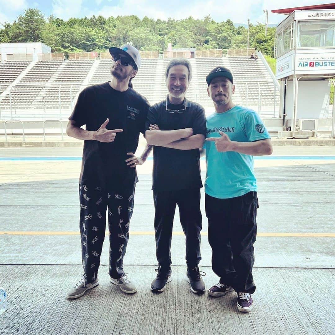 のインスタグラム：「レジェンド @keijikawakita と、この日本のヴィンテージハーレーのクラスで今1番早い @joyridespeedshop  との一枚。 僕は幸せ者です。」